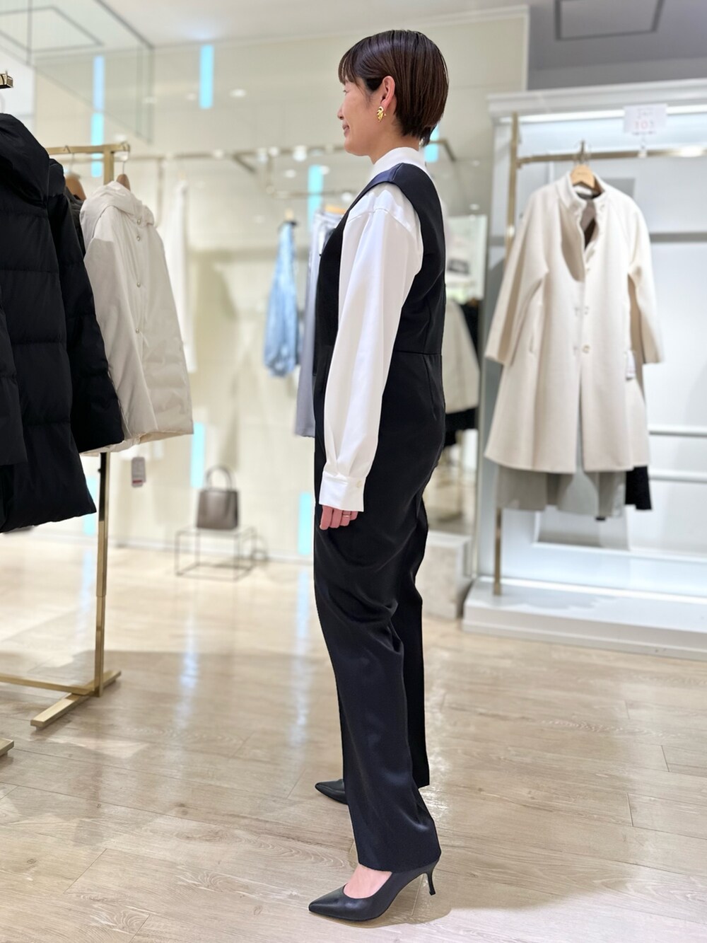 「サロペット、オールインワン、お出かけコーデ、大人かわいい、シャツコーデ、レイヤードスタイル、モノトーン、パンツスタイル、ブラック、大人女子」｜「NOLLEY’Sのウォッシャブルサロペット（つなぎ/オールインワン、ブラック系）」を使った、minaさん（レディース・157cm）の冬コーディネートの3枚目の写真