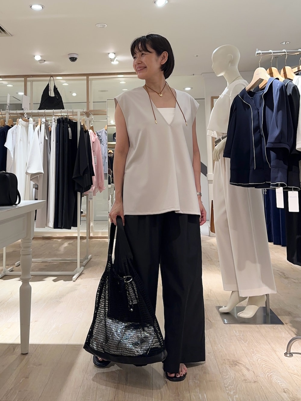 「ベスト、パンツ、パンツスタイル、パンツコーデ、楽チンコーデ、夏ファッション、オトナ女子、ラフコーデ、ラクチンコーデ、大人女子、リラックススタイル、大人コーデ」|「NOLLEY’Sのメッシュトート(ポーチ・チャーム付)(ショルダーバッグ、ブラック系)」を使った、minaさん(骨格ストレート・レディース・157cm)の夏コーディネートの6枚目の写真