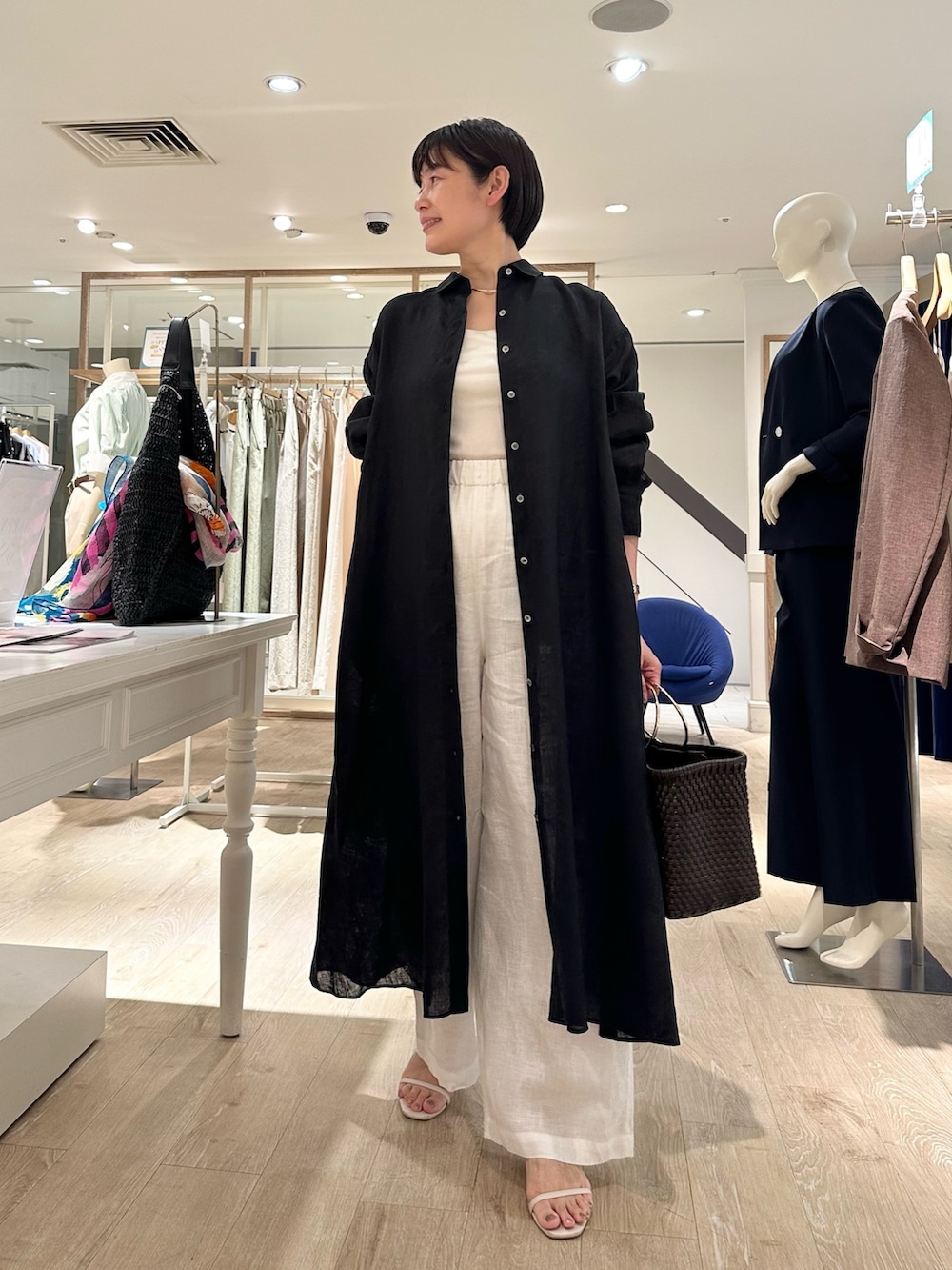 「リネン、リネンパンツ、リネンワンピース、ワンピースコーデ、ワンピーススタイル、リラックススタイル、リラックスパンツ、リラックスコーデ、リラックスワンピース、シャツはおり、はおりワンピ、夏ファッション、大人カジュアルコーデ、ラフコーデ、大人コーデ」｜「SANRAMIの【SANRAMI/サンラミ】【松葉☆別注アイテム】リングハンドルメルカドバッグ（かごバッグ、ブラウン系）」を使った、minaさん（骨格ストレート・レディース・157cm）の夏コーディネートの10枚目の写真