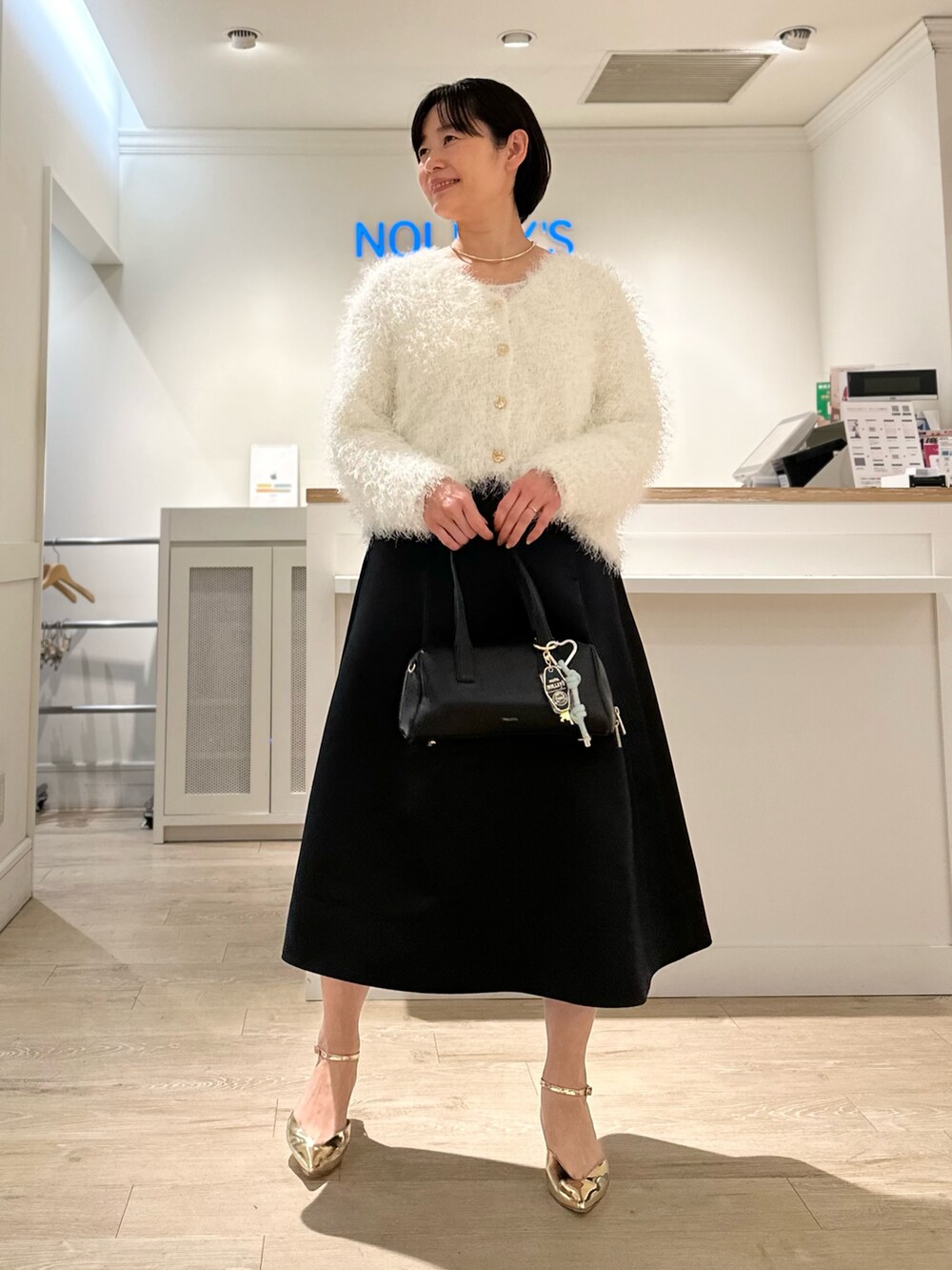 「カーディガン、カーディガンコーデ、スカート、スカートスタイル、スカートコーデ、シャギー、シャギーニット、シャギーカーディガン、大人女子、大人かわいい」｜「NOLLEY’Sの《手洗い可能》メッシュテープシャギーVネックカーディガン（カーディガン/ボレロ、ホワイト系）」を使った、minaさん（骨格ストレート・レディース・157cm）の冬コーディネートの8枚目の写真