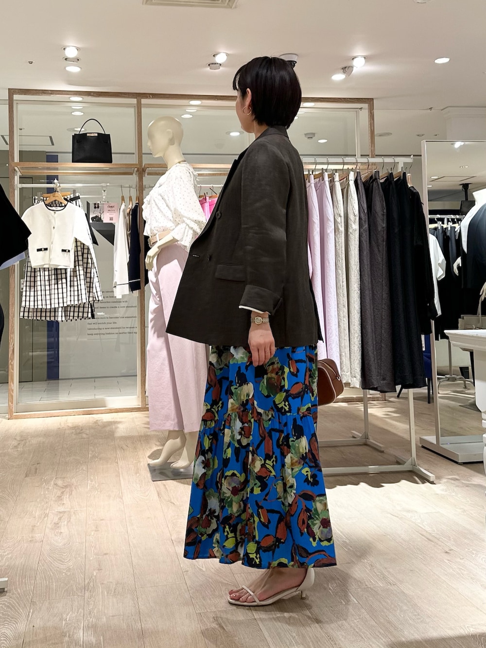 「ワンピース、ワンピーススタイル、ジャケット、ジャケットスタイル、ジャケットコーデ、麻ジャケット、ラミージャケット、ラミー、プリントワンピース、旅行コーデ、リゾートスタイル、オトナカワイイ、ワンピースコーデ、お仕事コーデ、大人かわいい」｜「NOLLEY’Sのウォッシャブルシルキープリントティアードマキシワンピース（ワンピース、ブルー系）」を使った、minaさん（骨格ストレート・レディース・157cm）の春コーディネートの3枚目の写真