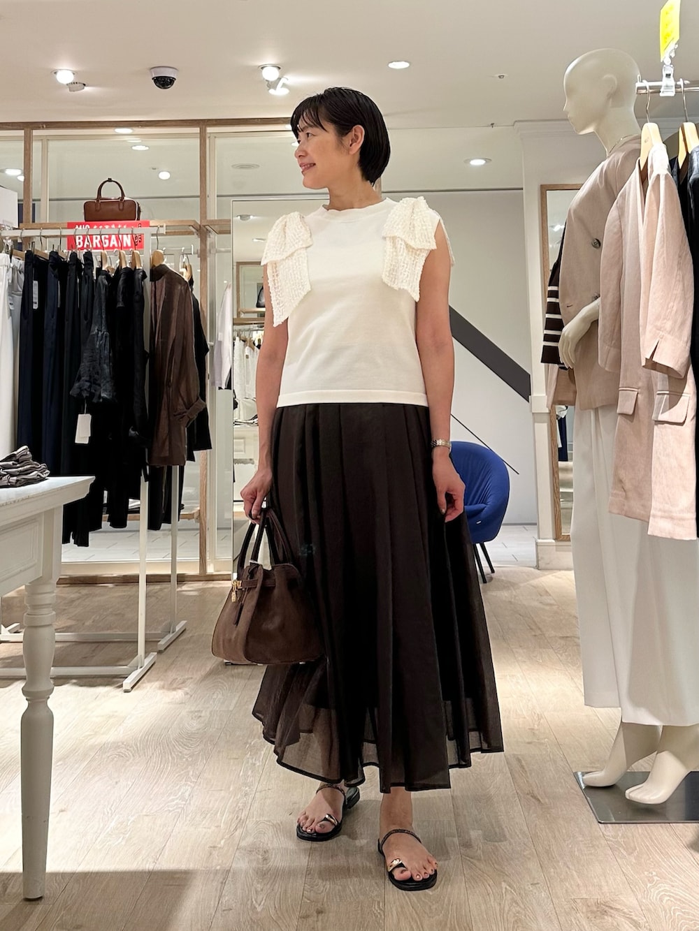 「リボン、スカート、スカートスタイル、スカートコーデ、ノースリーブ、おでかけコーデ、40代ファッション、大人可愛い、大人可愛いコーデ、大人女子、大人かわいい、オトナ女子、オトナカワイイ、ノースリーブトップス、デートコーデ」｜「NICOLAS LAINASの【NICOLAS LAINAS/ニコラス ライナス】 メタリックフィンガーフックサンダル【NOLLEY'S mgr. 松葉☆別注アイテム】（サンダル、ゴールド系）」を使った、minaさん（骨格ストレート・レディース・157cm）の夏コーディネートの3枚目の写真