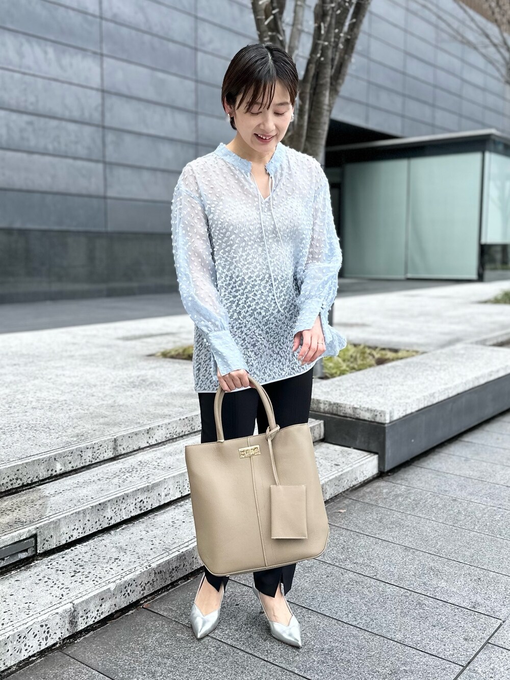 「オフィスカジュアル、休日スタイル、ブラウス、春コート、パンツスタイル、パンツコーデ、春アウター、春服みてみて、オトナ女子、24SS春の新作、40代ファッション、スリットパンツ、シアートップス」｜「NOLLEY’S Sophiのトリプルクロスショートコート（テーラードジャケット、ベージュ系）」を使った、minaさん（レディース・157cm）の春コーディネートの5枚目の写真