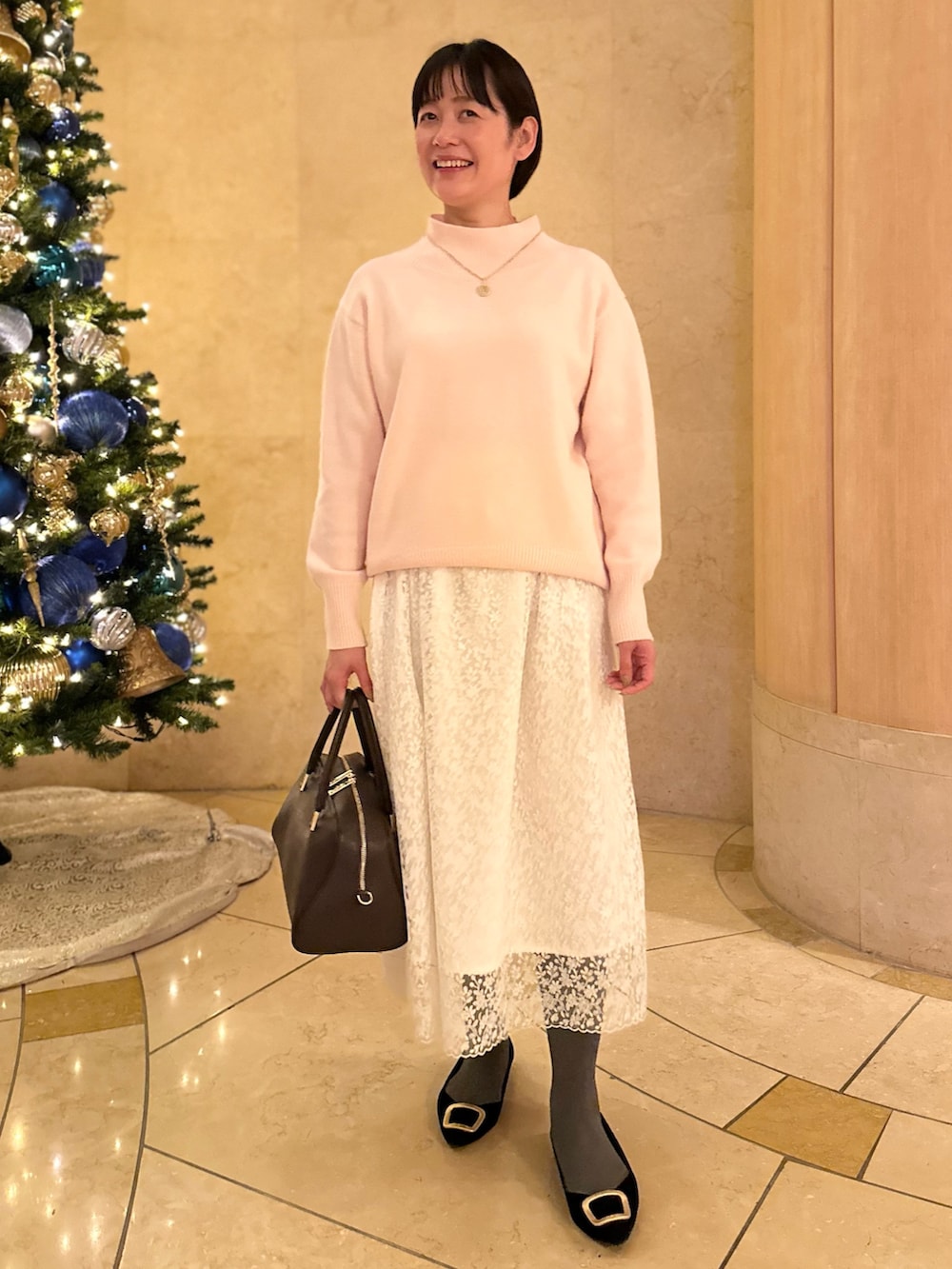 「冬コーデ、ニット、スカート、スカートスタイル、スカートコーデ、レーススカート、ピンクニット、大人女子、大人かわいい、大人可愛い、クリスマスコーデ」｜「NOLLEY’Sの静電気防止加工コットンタイツ（タイツ/ストッキング、グレー系）」を使った、minaさん（骨格ストレート・レディース・157cm）の冬コーディネートの2枚目の写真
