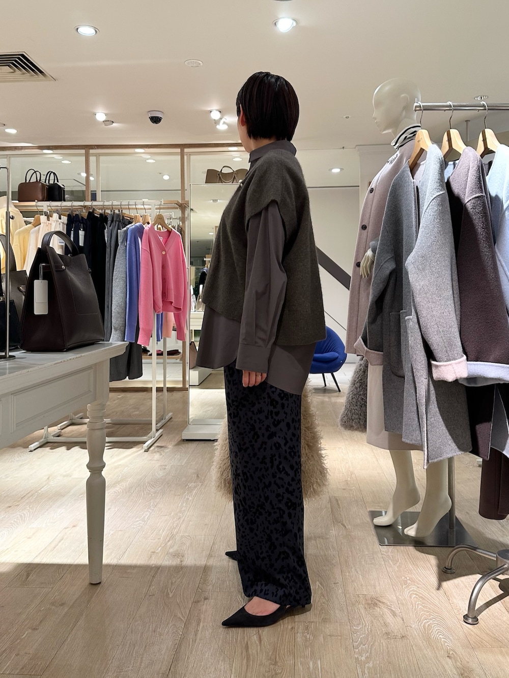 ブルー系のその他パンツ、ベージュ系のショルダーバッグ、ブラウン系のシャツ/ブラウスを着用したレディースの秋コーディネートの3枚目の写真