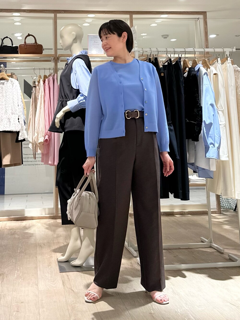 「カーディガン、カーディガンコーデ、アンサンブル、アンサンブルニット、アンサンブルコーデ、パンツ、パンツスタイル、パンツコーデ、通勤、通勤コーデ、通勤スタイル、春色、春服、お出かけスタイル、オフィスカジュアル」|「NOLLEY’Sの《アンサンブル対応》ハーフシアーノースリーブプルオーバーニット(ニット/セーター、ブルー系)」を使った、minaさん(骨格ストレート・レディース・157cm)の春コーディネートの2枚目の写真