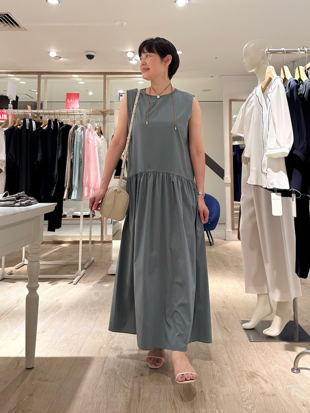 「ワンピース、ワンピーススタイル、ワンピースコーデ、撥水、ノースリーブ、夏ルックで気分アップ、夏コーデ、おでかけコーデ、夏ファッション、大人可愛い、150cm台コーデ、オトナ女子、オトナカワイイ、グリーンコーデ」｜「NOLLEY’Sのニュアンスプレートネックレス（ネックレス、ゴールド系）」を使った、minaさん（骨格ストレート・レディース・157cm）の夏コーディネートの8枚目の写真
