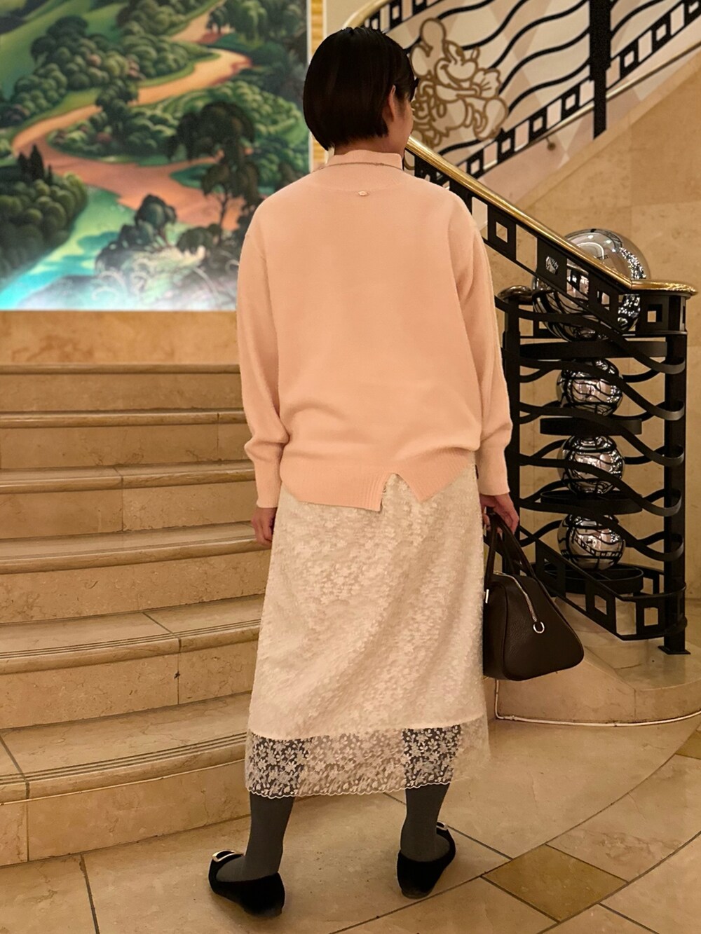 「冬コーデ、ニット、スカート、スカートスタイル、スカートコーデ、レーススカート、ピンクニット、大人女子、大人かわいい、大人可愛い、クリスマスコーデ」｜「NOLLEY’Sの静電気防止加工コットンタイツ（タイツ/ストッキング、グレー系）」を使った、minaさん（骨格ストレート・レディース・157cm）の冬コーディネートの9枚目の写真