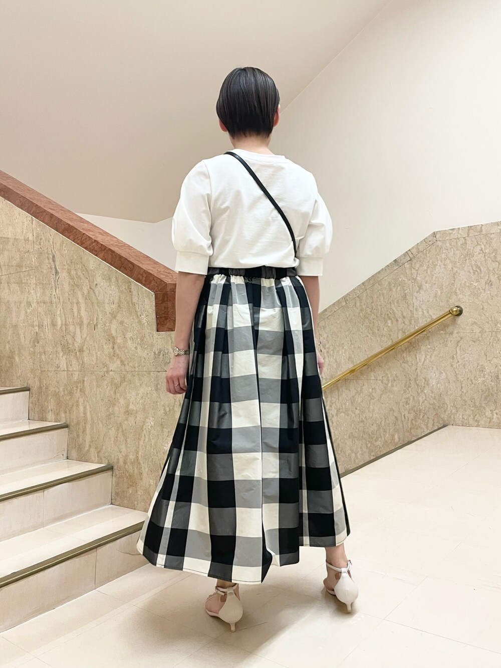 「ブルゾン、ショートアウター、白トップス、ギンガムチェック、チェックスカート、スカート、ボリューム袖、休日スタイル、大人かわいい、おでかけコーデ、春服みてみて、きれいめカジュアル、ロングスカート」｜「NOLLEY’Sの◇【WEB限定カラーあり】ストラップサンダル（サンダル、ホワイト系）」を使った、minaさん（レディース・157cm）の春コーディネートの9枚目の写真