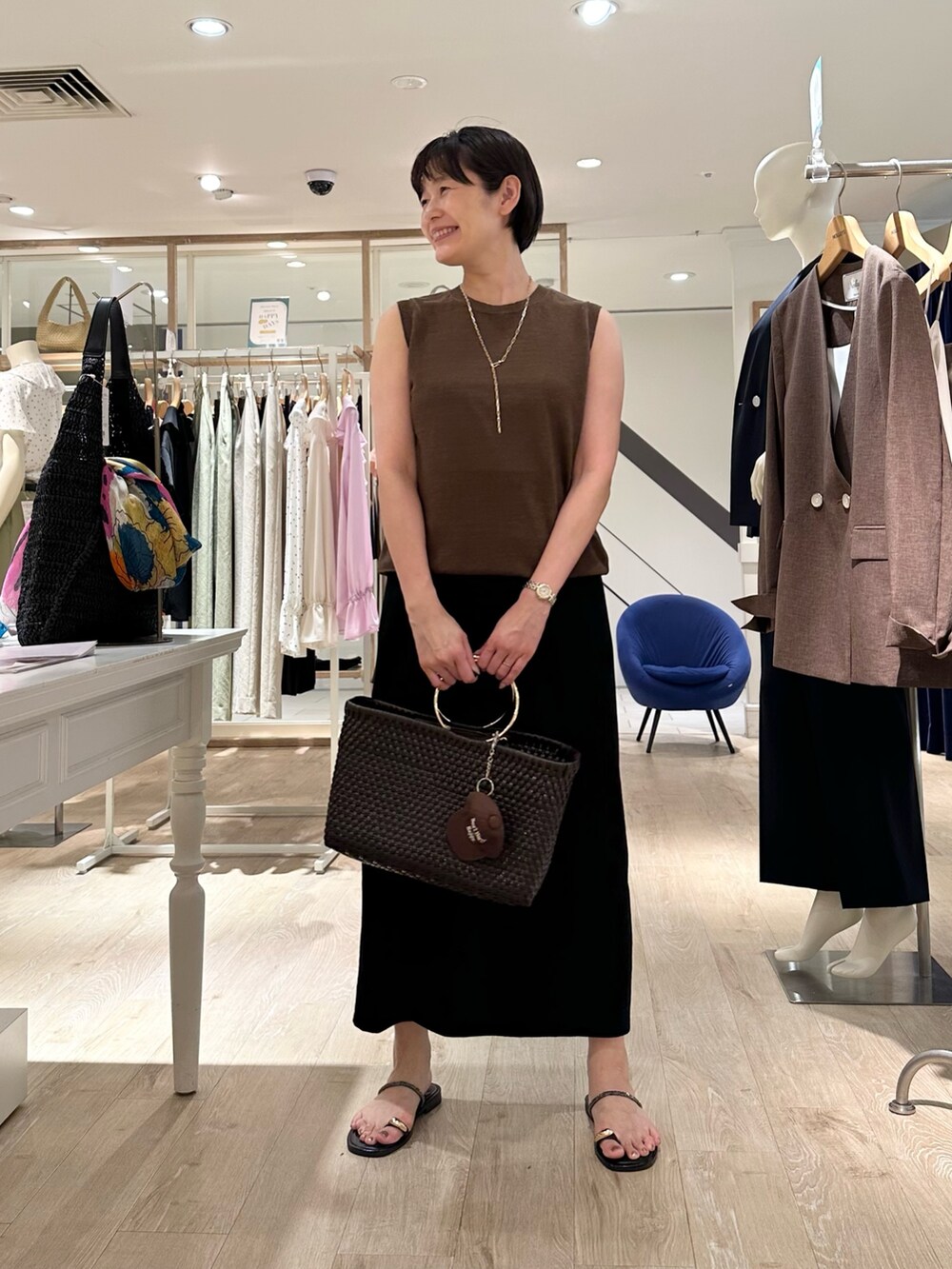 「カーディガン、カーディガンコーデ、リネン、アンサンブルニット、アンサンブル、スカート、スカートスタイル、スカートコーデ、夏ファッション、リラックススタイル、大人コーデ、大人女子、オトナ女子、ブラウンコーデ、ブラウン×ブラック」｜「NOLLEY’Sの【松葉☆別注アイテム】《セットアップ対応》エアリージョーゼットイージータイトスカート（スカート、ブラック系）」を使った、minaさん（骨格ストレート・レディース・157cm）の夏コーディネートの4枚目の写真