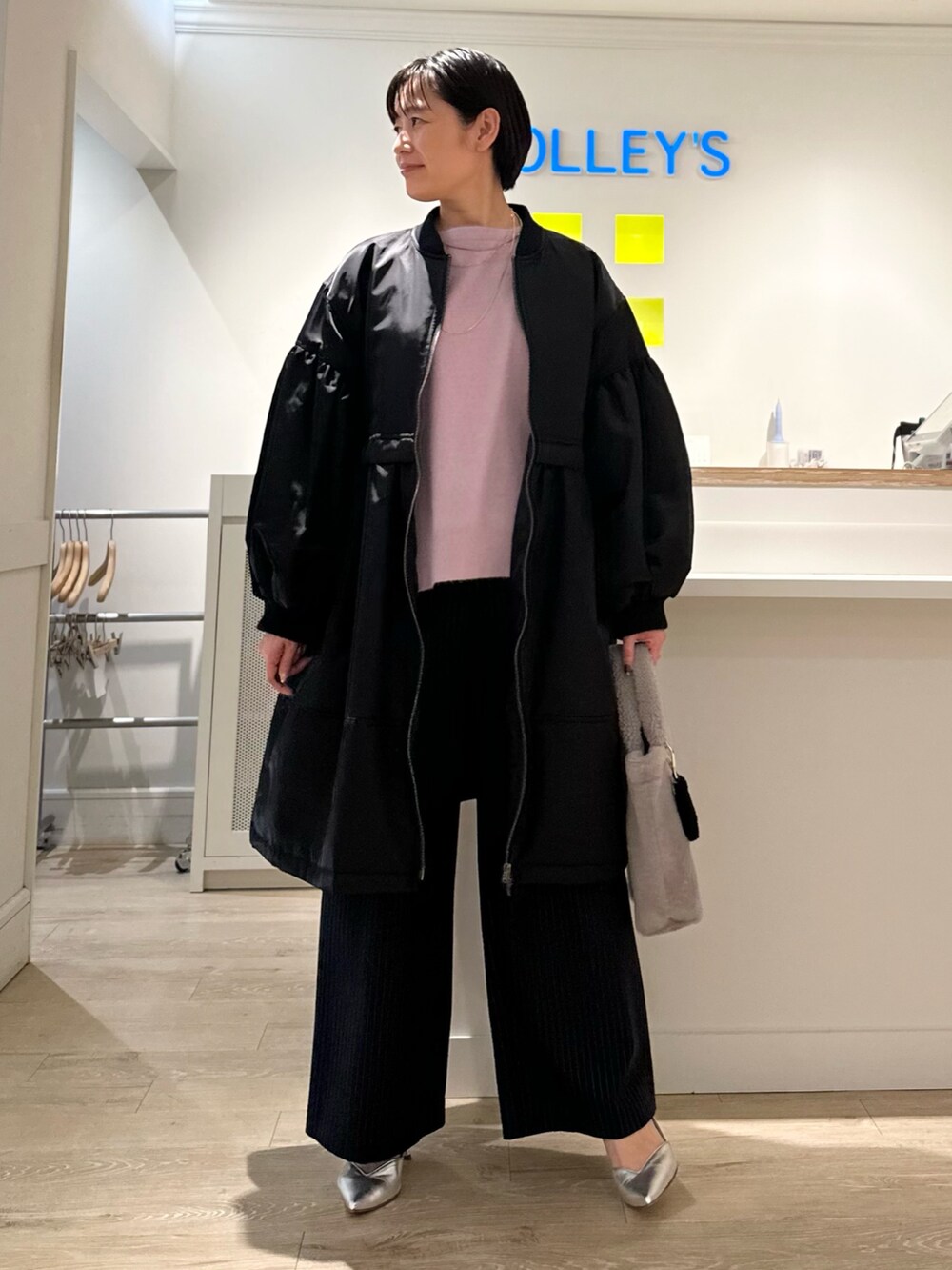 「ブルゾン、ニット、パンツスタイル、パンツコーデ、パンツ、あったかコーデ、きれいめカジュアル、オトナカジュアル、ゆるコーデ、大人女子」|「NOLLEY’Sの2wayチェーンチョーカー(ネックレス、ゴールド系)」を使った、minaさん(レディース・157cm)の秋コーディネートの3枚目の写真