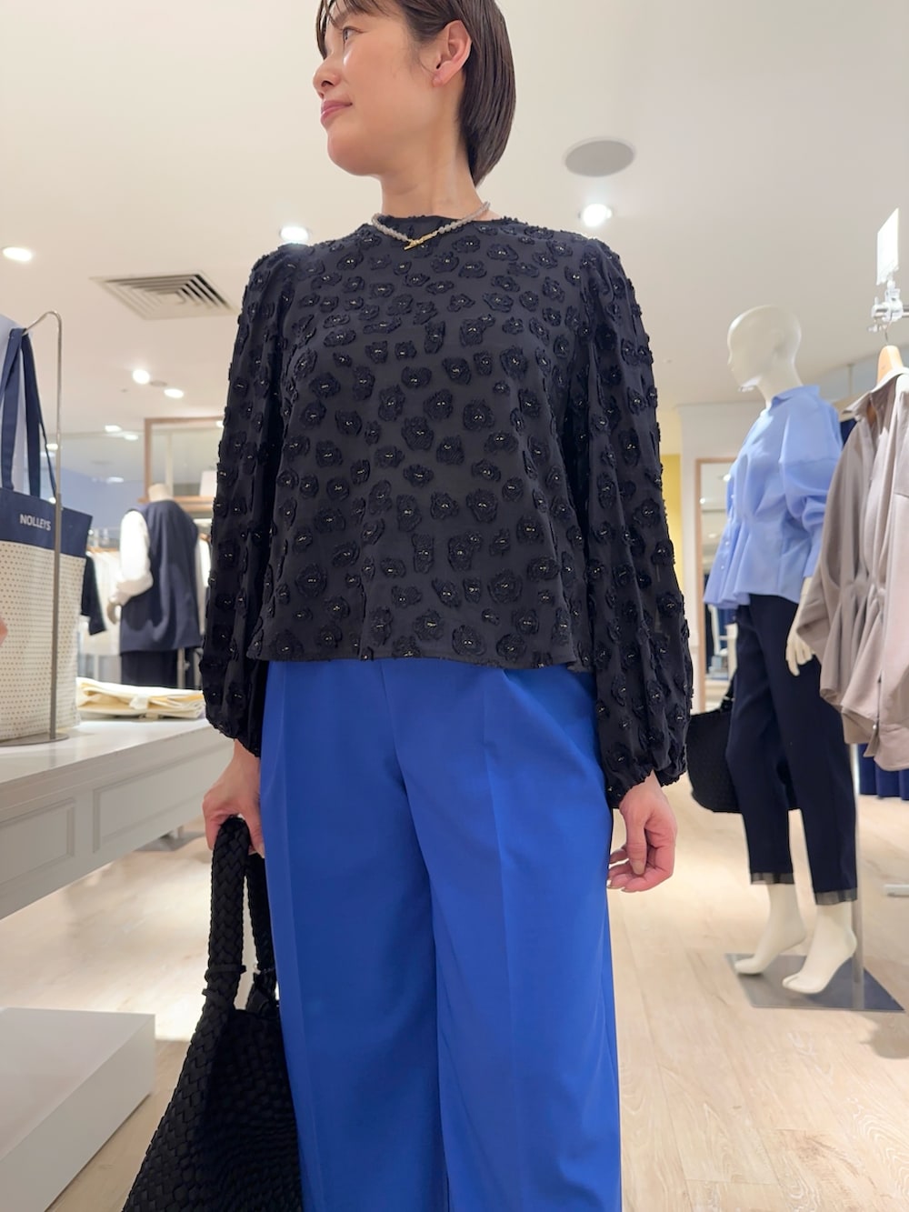 ブルー系のその他パンツ、ブルー系のシャツ/ブラウス、グレー系のネックレスを着用したレディースの冬コーディネートの9枚目の写真