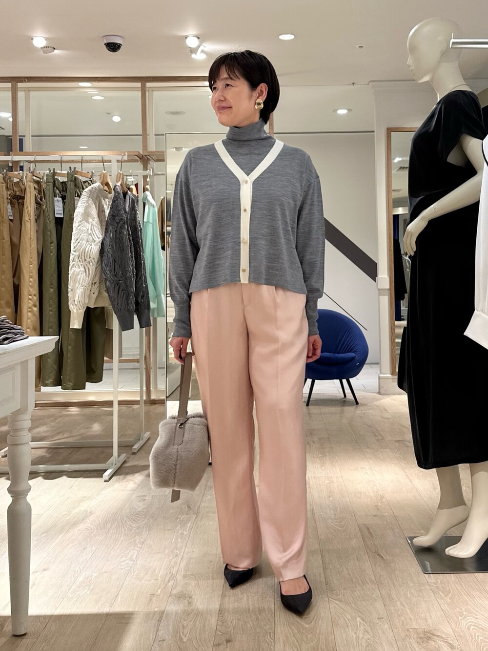 ベージュ系のショルダーバッグ、ピンク系のその他パンツ、グレー系のカーディガン/ボレロを着用したレディースの秋コーディネートの4枚目の写真