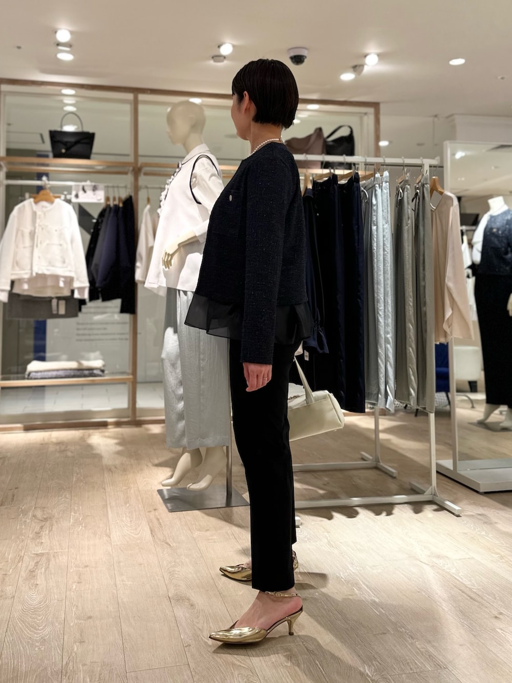「ジャケット、ジャケットスタイル、ジャケットコーデ、パンツ、パンツスタイル、パンツコーデ、セレモニー、セレモニーコーデ、セレモニースタイル、通勤、通勤コーデ、通勤スタイル、入学式・卒業式、入学式コーデ、卒業式コーデ」|「grace grace の【grace grace/グラスグラス】シェルパールオーバーショートネックレス(ネックレス、ホワイト系)」を使った、minaさん(骨格ストレート・レディース・157cm)の春コーディネートの7枚目の写真