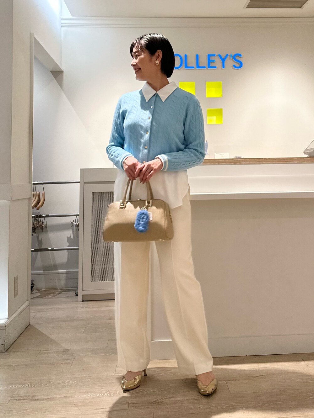 「カーディガン、ケーブルニット、パンツスタイル、パンツコーデ、ボストンバッグ、バッグチャーム、お出かけコーデ、オトナ女子、冬のコーデ、大人可愛い」|「NOLLEY’SのS140シャルムビーバーリバーコート(その他アウター、ブラウン系)」を使った、minaさん(レディース・157cm)の冬コーディネートの7枚目の写真