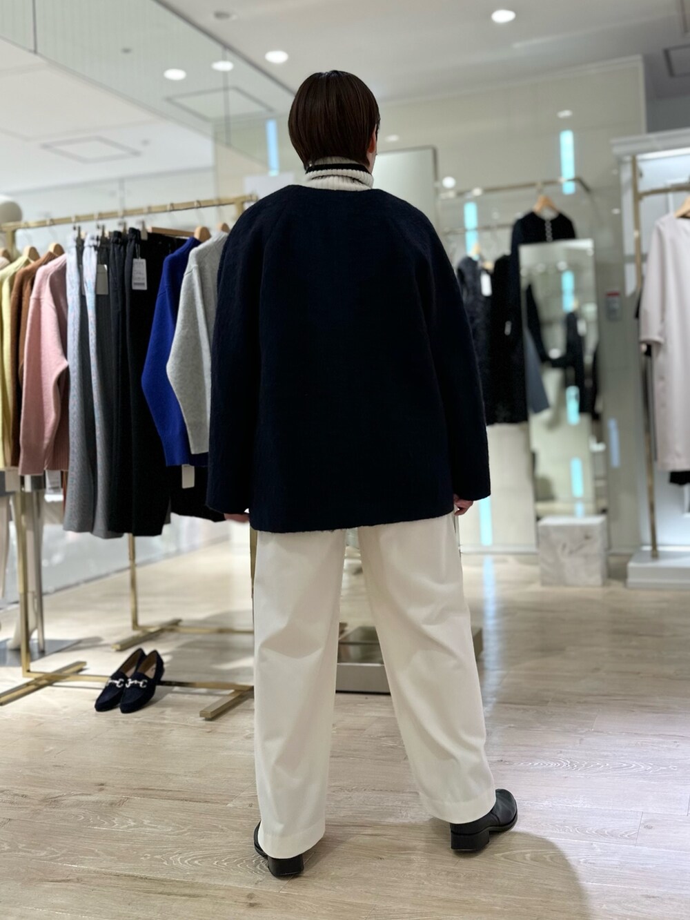 「シャギー、ボーダー、ニット、タートルネック、パンツスタイル、パンツコーデ、白パンツ、冬コーデ、大人女子、ゆったりコーデ、タートルネックニット、ジップブルゾン、アウター」｜「NOLLEY’Sのウールカシミヤタートルネックプルオーバーニット（ニット/セーター、ホワイト系）」を使った、minaさん（レディース・157cm）の秋コーディネートの4枚目の写真