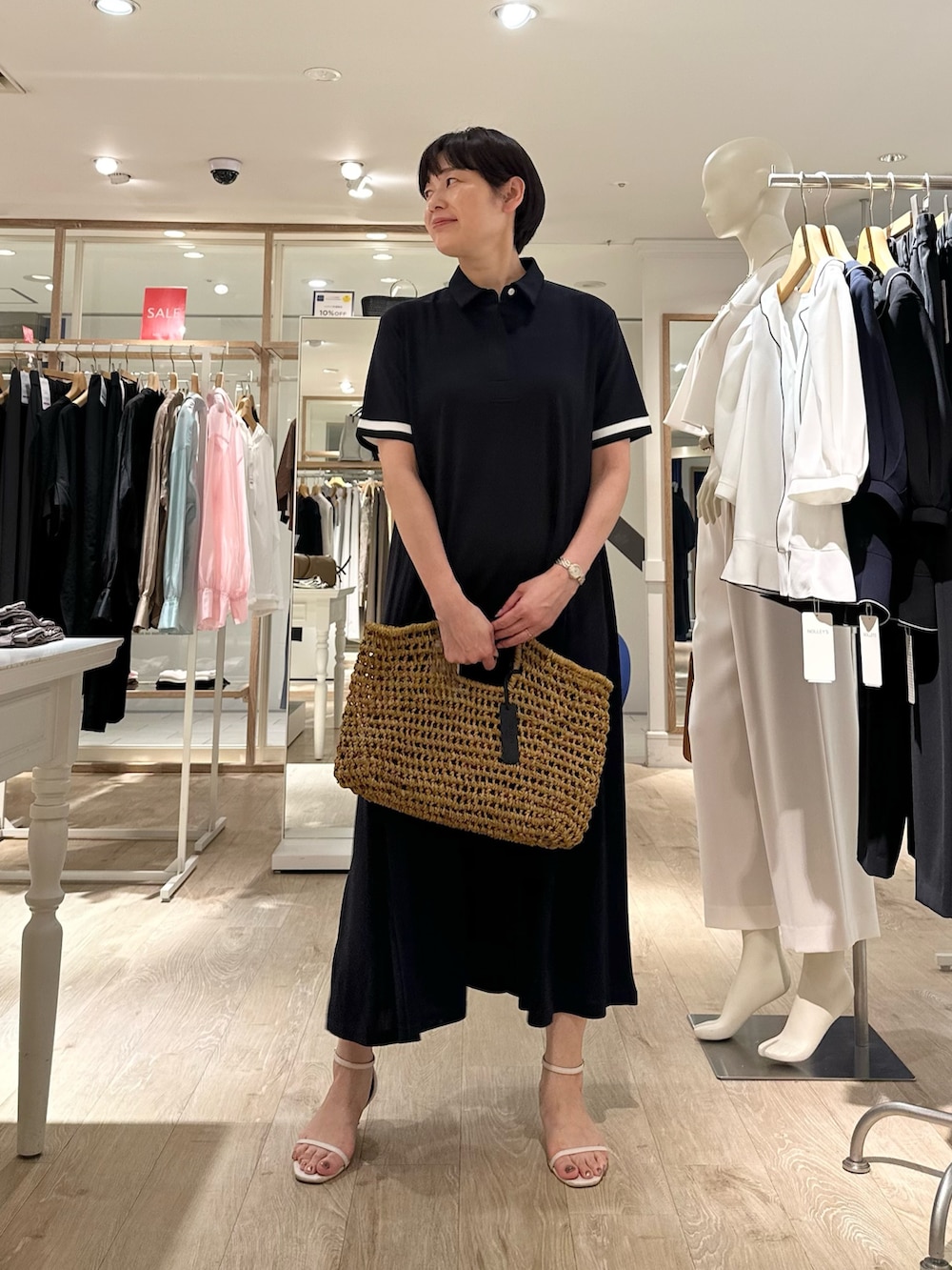 「ワンピース、ワンピーススタイル、ワンピースコーデ、ポロシャツワンピース、お出かけコーデ、夏コーデ、夏ファッション、おでかけコーデ、大人かわいい、ラクチンコーデ、オトナ女子、オトナカジュアル、オトナカワイイ、おとなコーデ、大人カジュアル」｜「NOLLEY’Sのポロ衿ワンピース（ワンピース、ブルー系）」を使った、minaさん（骨格ストレート・レディース・157cm）の夏コーディネートの2枚目の写真