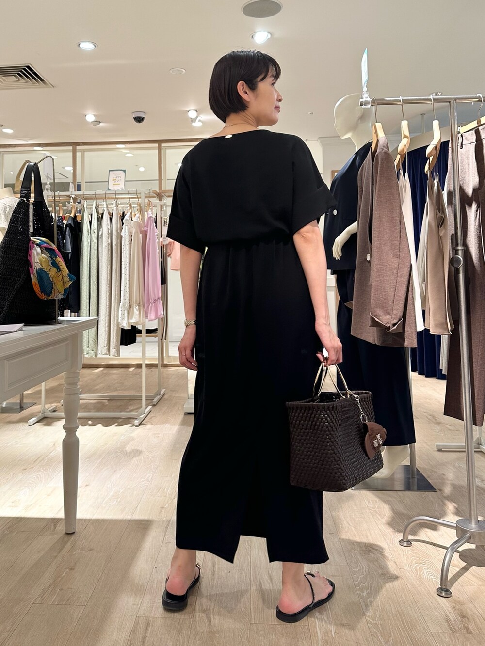 「セットアップ、セットアップスタイル、セットアップコーデ、涼しいコーデ、ブラウス、ブラウスコーデ、ブラウス×スカート、スカート、スカートスタイル、スカートコーデ、リラックス、リラックススタイル、リラックスコーデ、モノトーン、夏服」|「grace grace の【grace grace/グラスグラス】コインネックレス(ネックレス、ゴールド系)」を使った、minaさん(骨格ストレート・レディース・157cm)の春コーディネートの5枚目の写真