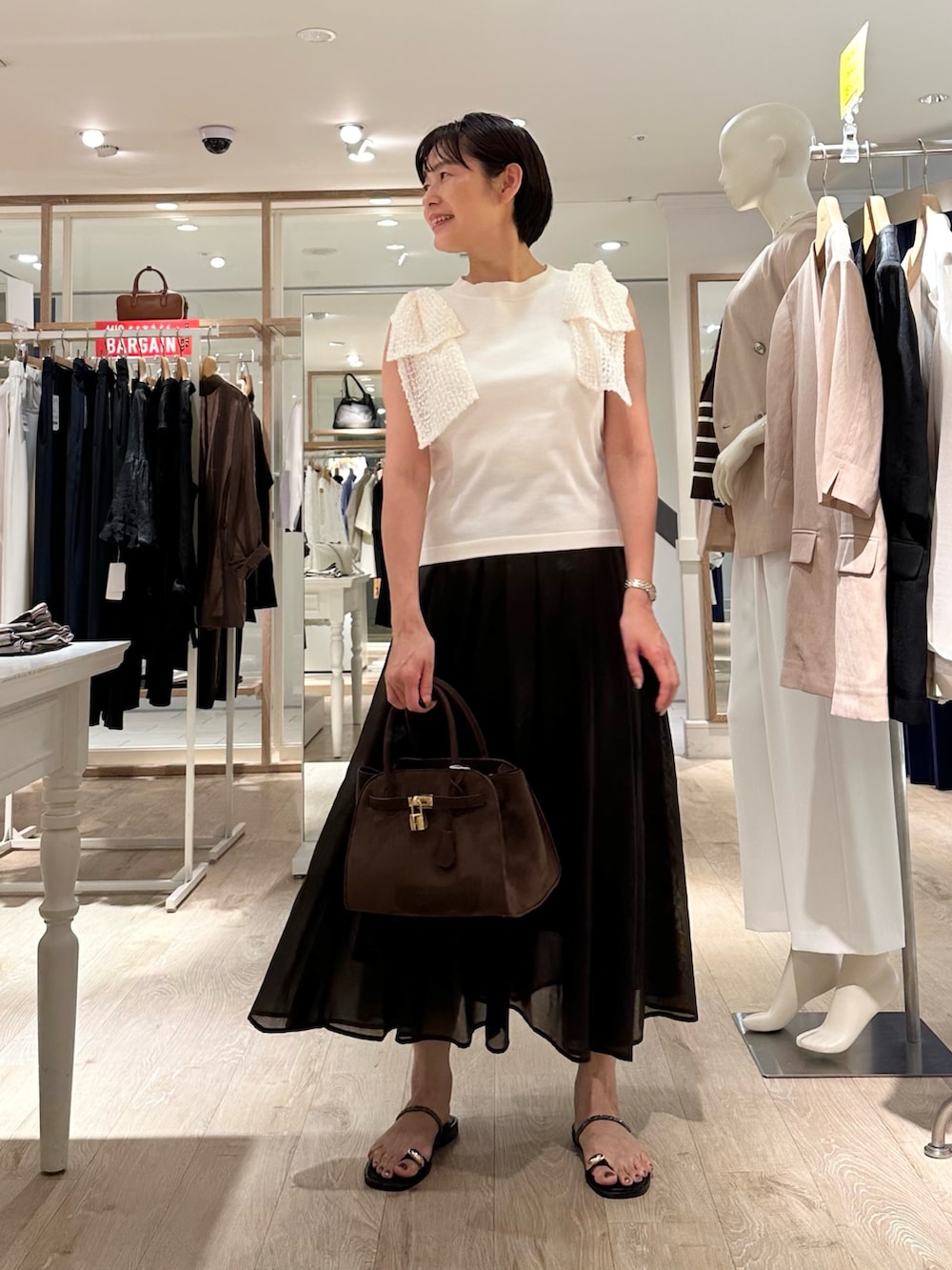 「リボン、スカート、スカートスタイル、スカートコーデ、ノースリーブ、おでかけコーデ、40代ファッション、大人可愛い、大人可愛いコーデ、大人女子、大人かわいい、オトナ女子、オトナカワイイ、ノースリーブトップス、デートコーデ」｜「NICOLAS LAINASの【NICOLAS LAINAS/ニコラス ライナス】 メタリックフィンガーフックサンダル【NOLLEY'S mgr. 松葉☆別注アイテム】（サンダル、ゴールド系）」を使った、minaさん（骨格ストレート・レディース・157cm）の夏コーディネートの6枚目の写真
