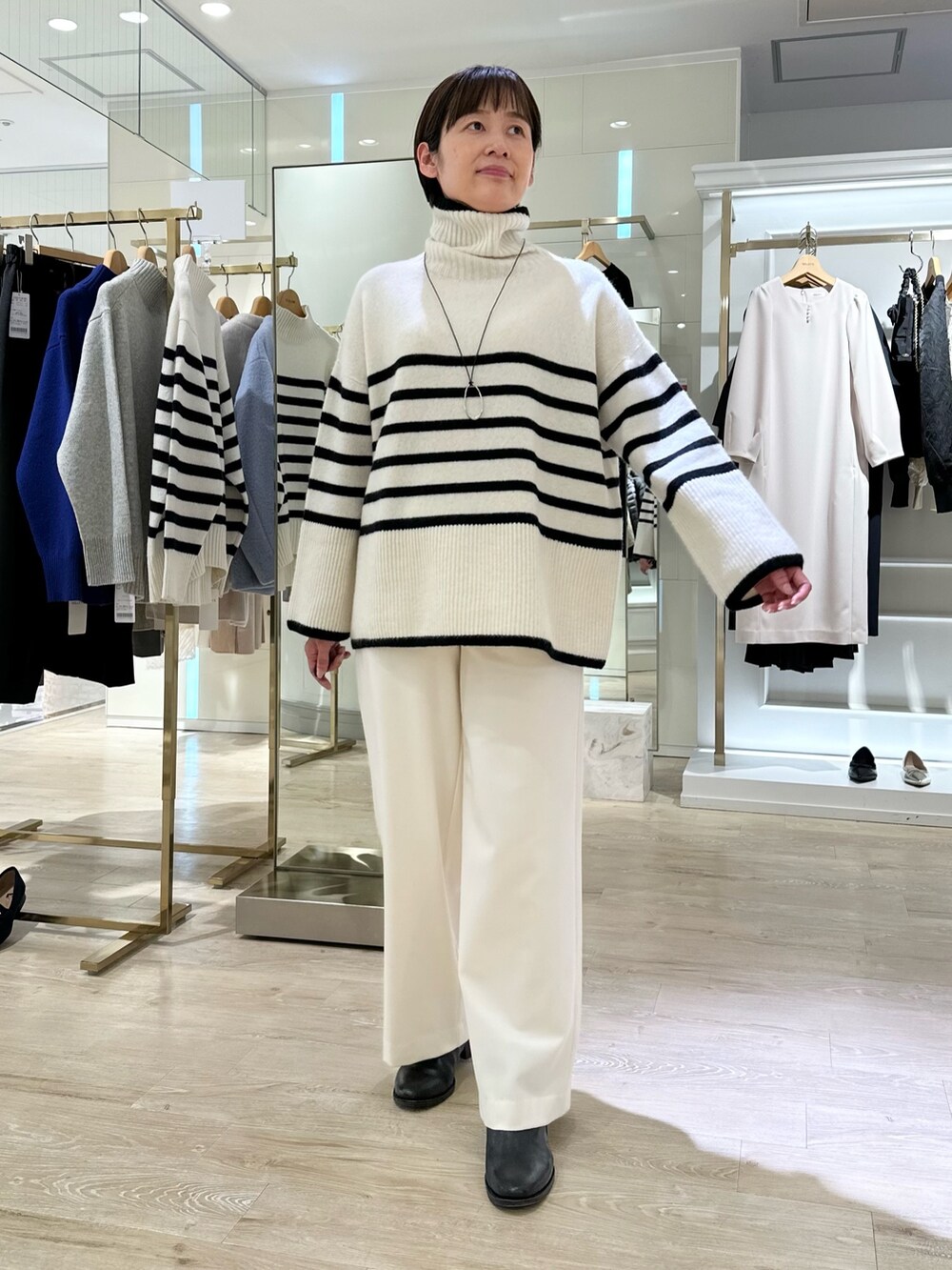 「シャギー、ボーダー、ニット、タートルネック、パンツスタイル、パンツコーデ、白パンツ、冬コーデ、大人女子、ゆったりコーデ、タートルネックニット、ジップブルゾン、アウター」｜「NOLLEY’Sのウールカシミヤタートルネックプルオーバーニット（ニット/セーター、ホワイト系）」を使った、minaさん（レディース・157cm）の秋コーディネートの5枚目の写真