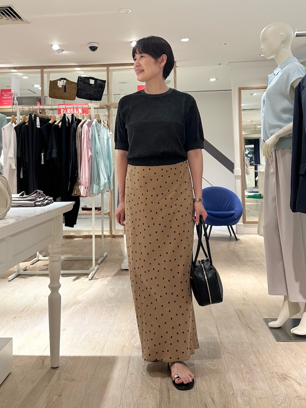 「カーディガン、カーディガンコーデ、アンサンブル、アンサンブルニット、アンサンブルコーデ、スカート、スカートスタイル、スカートコーデ、ドットスカート、シアー、シアートップス、ラメニット、夏ファッション、オトナカワイイ、夏服」｜「NICOLAS LAINASの【NICOLAS LAINAS/ニコラス ライナス】 メタリックフィンガーフックサンダル【NOLLEY'S mgr. 松葉☆別注アイテム】（サンダル、ゴールド系）」を使った、minaさん（骨格ストレート・レディース・157cm）の夏コーディネートの9枚目の写真