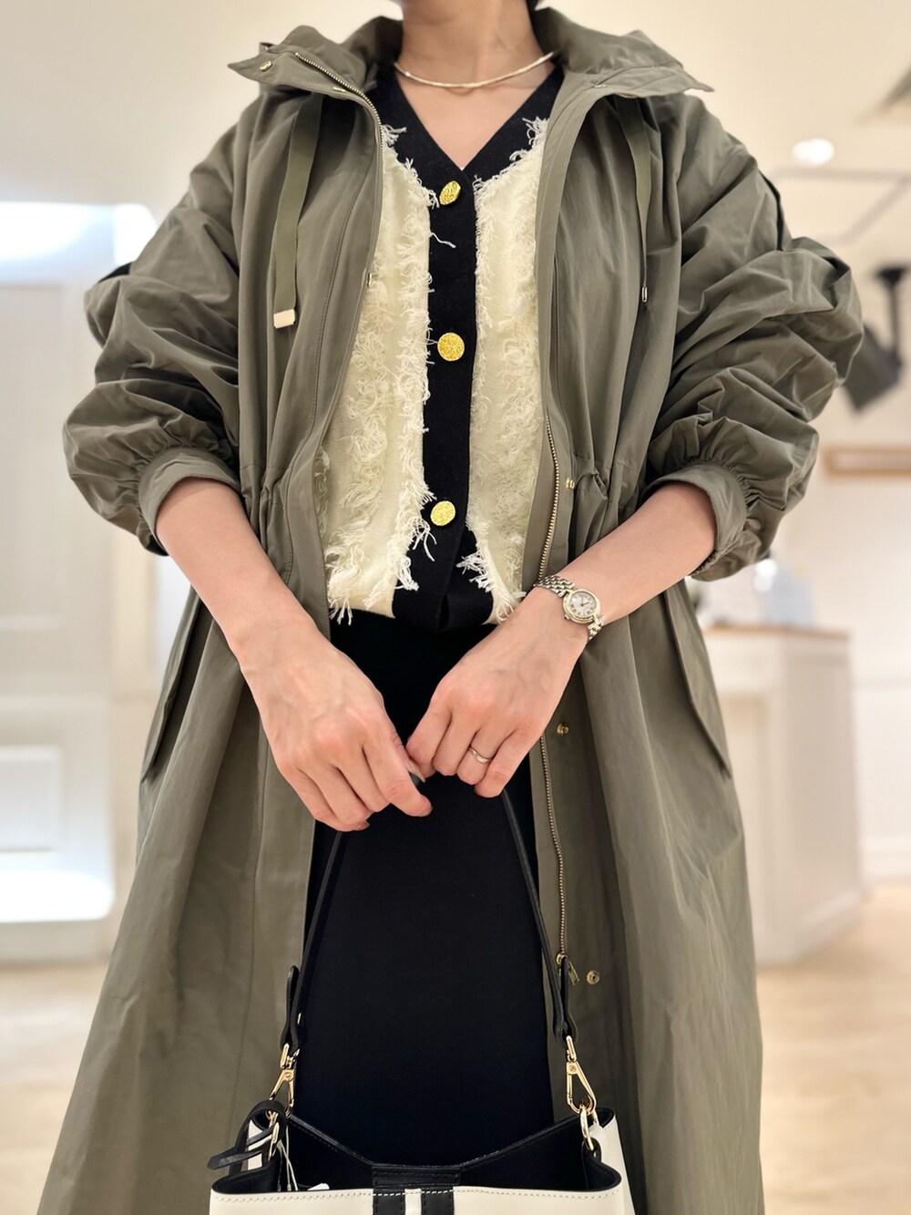 「フーテッドコート、春コート、カーディガン、カーディガンコーデ、スカート、スカートスタイル、スカートコーデ、大人カジュアルコーデ、お出かけコーデ、大人可愛い、春コーデ」|「NOLLEY’Sのウォッシャブルエアボールタイトスカート(スカート、ブラック系)」を使った、minaさん(骨格ストレート・レディース・157cm)の冬コーディネートの4枚目の写真
