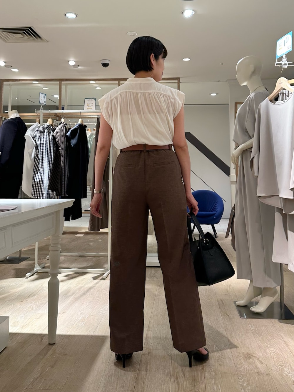 「ジャケット、ジャケットスタイル、ジャケットコーデ、ブラウス、ブラウスコーデ、パンツ、パンツスタイル、パンツコーデ、セットアップ、セットアップスタイル、セットアップコーデ、通勤、通勤コーデ、通勤スタイル、オフィスコーデ」｜「NOLLEY’Sの《セットアップ対応》ウォッシャブルドライトロピカルセミワイド美脚パンツ（その他パンツ、ブラウン系）」を使った、minaさん（骨格ストレート・レディース・157cm）の夏コーディネートの9枚目の写真