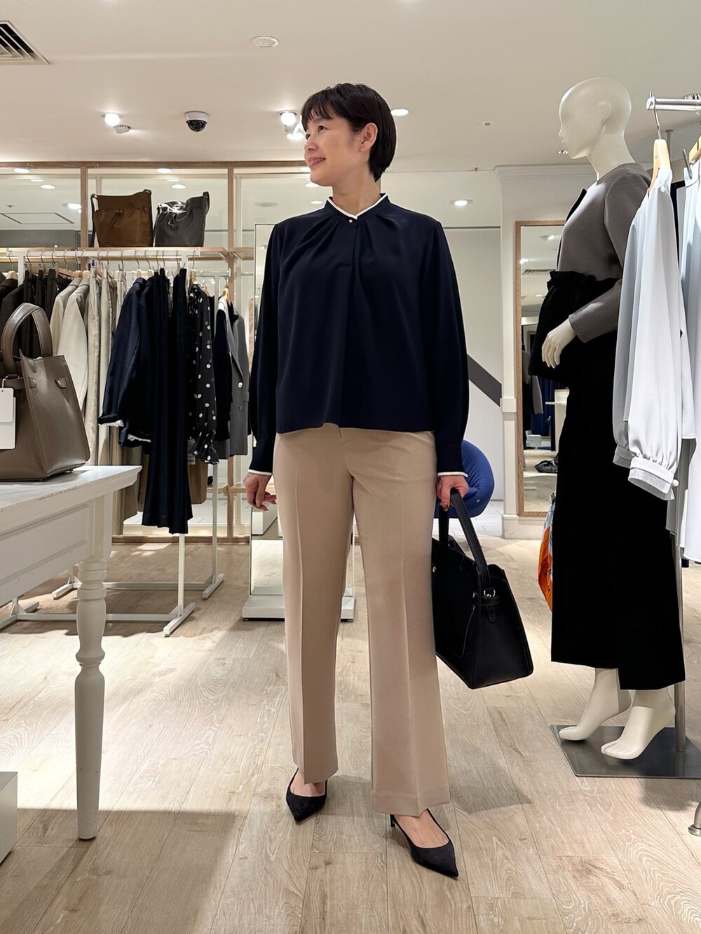 ベージュ系のその他パンツ、ブラック系のショルダーバッグ、ブルー系のシャツ/ブラウスを着用したレディースの秋コーディネートの7枚目の写真