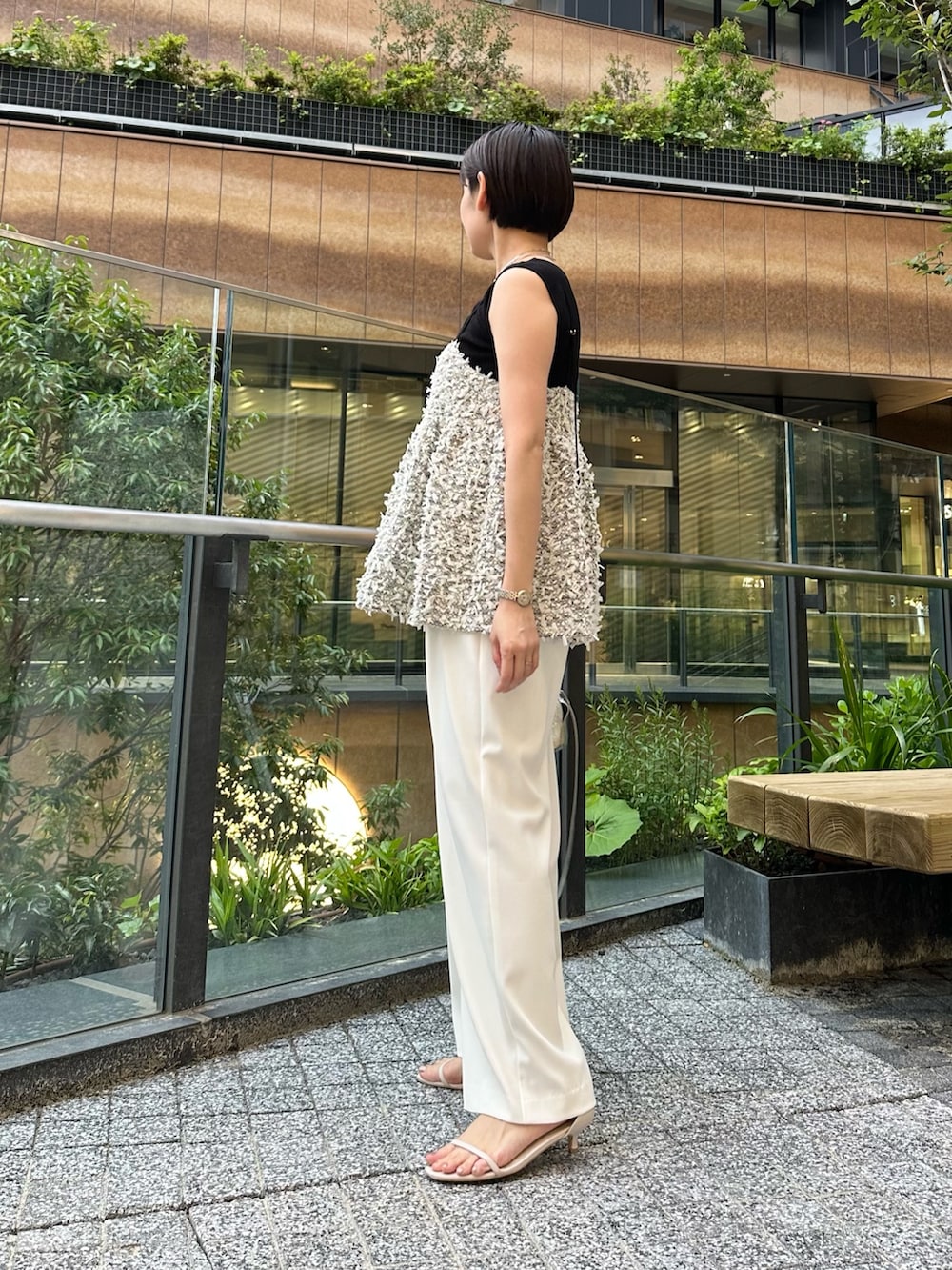 「キャミソール、パンツ、パンツスタイル、パンツコーデ、レイヤードスタイル、夏ファッション、オトナカワイイ、大人コーデ、オトナ女子、大人女子、夏コーデ、フェザー、イージーパンツ、イージーパンツスタイル、ノースリーブ」｜「NOLLEY’S Sophiのフェザーカラミキャミブラウス（シャツ/ブラウス、ホワイト系）」を使った、minaさん（骨格ストレート・レディース・157cm）の夏コーディネートの2枚目の写真