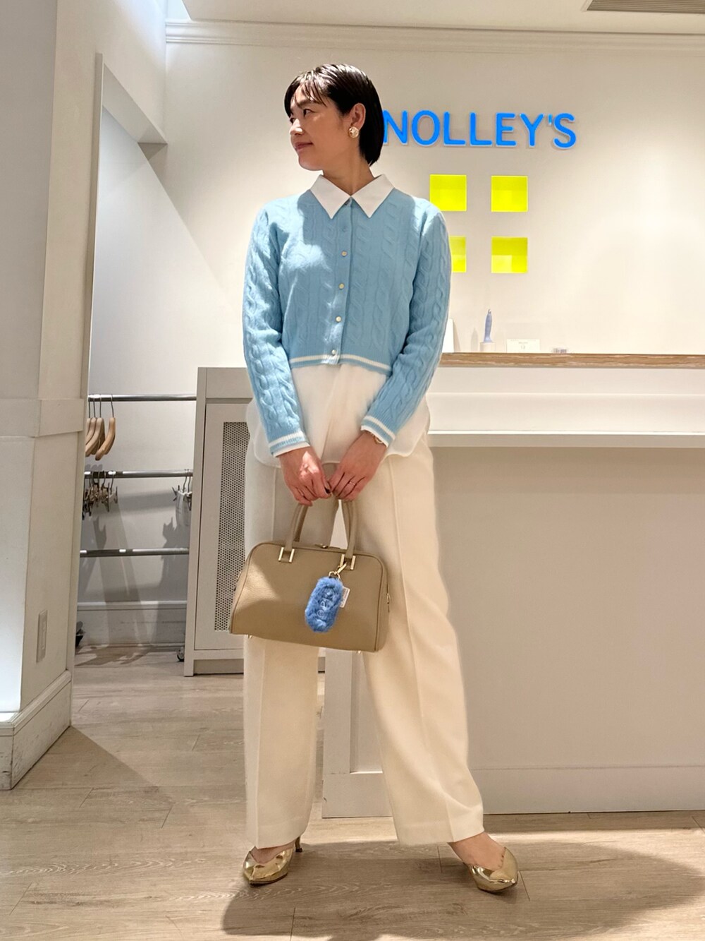 「カーディガン、ケーブルニット、パンツスタイル、パンツコーデ、ボストンバッグ、バッグチャーム、お出かけコーデ、オトナ女子、冬のコーデ、大人可愛い」|「NOLLEY’SのS140シャルムビーバーリバーコート(その他アウター、ブラウン系)」を使った、minaさん(レディース・157cm)の冬コーディネートの6枚目の写真
