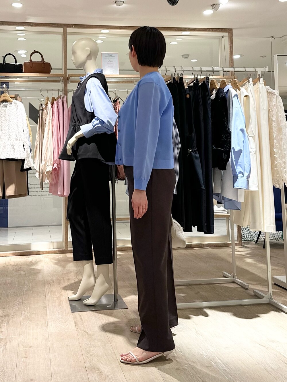 「カーディガン、カーディガンコーデ、アンサンブル、アンサンブルニット、アンサンブルコーデ、パンツ、パンツスタイル、パンツコーデ、通勤、通勤コーデ、通勤スタイル、春色、春服、お出かけスタイル、オフィスカジュアル」|「NOLLEY’Sの《アンサンブル対応》ハーフシアーノースリーブプルオーバーニット(ニット/セーター、ブルー系)」を使った、minaさん(骨格ストレート・レディース・157cm)の春コーディネートの3枚目の写真