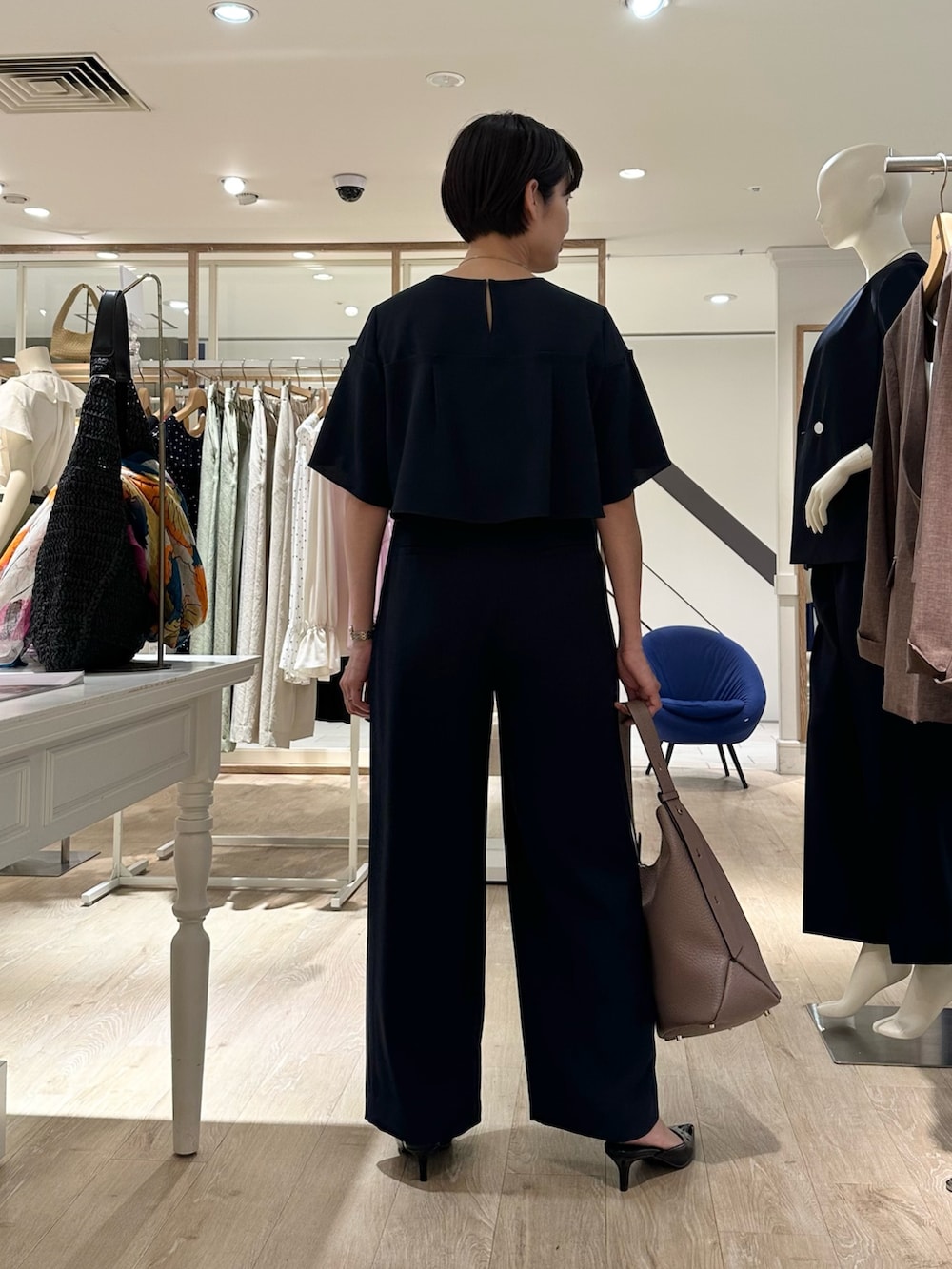 「セットアップ、セットアップスタイル、セットアップコーデ、ブラウスコーデ、ブラウス×パンツ、パンツ、パンツスタイル、パンツコーデ、通勤、通勤コーデ、通勤スタイル、大人女子、お出かけコーデ、綺麗めコーデ、セレモニーコーデ」｜「NOLLEY’Sの《セットアップ対応》ウォッシャブル麻調タックワイドパンツ（その他パンツ、ブルー系）」を使った、minaさん（骨格ストレート・レディース・157cm）の夏コーディネートの5枚目の写真
