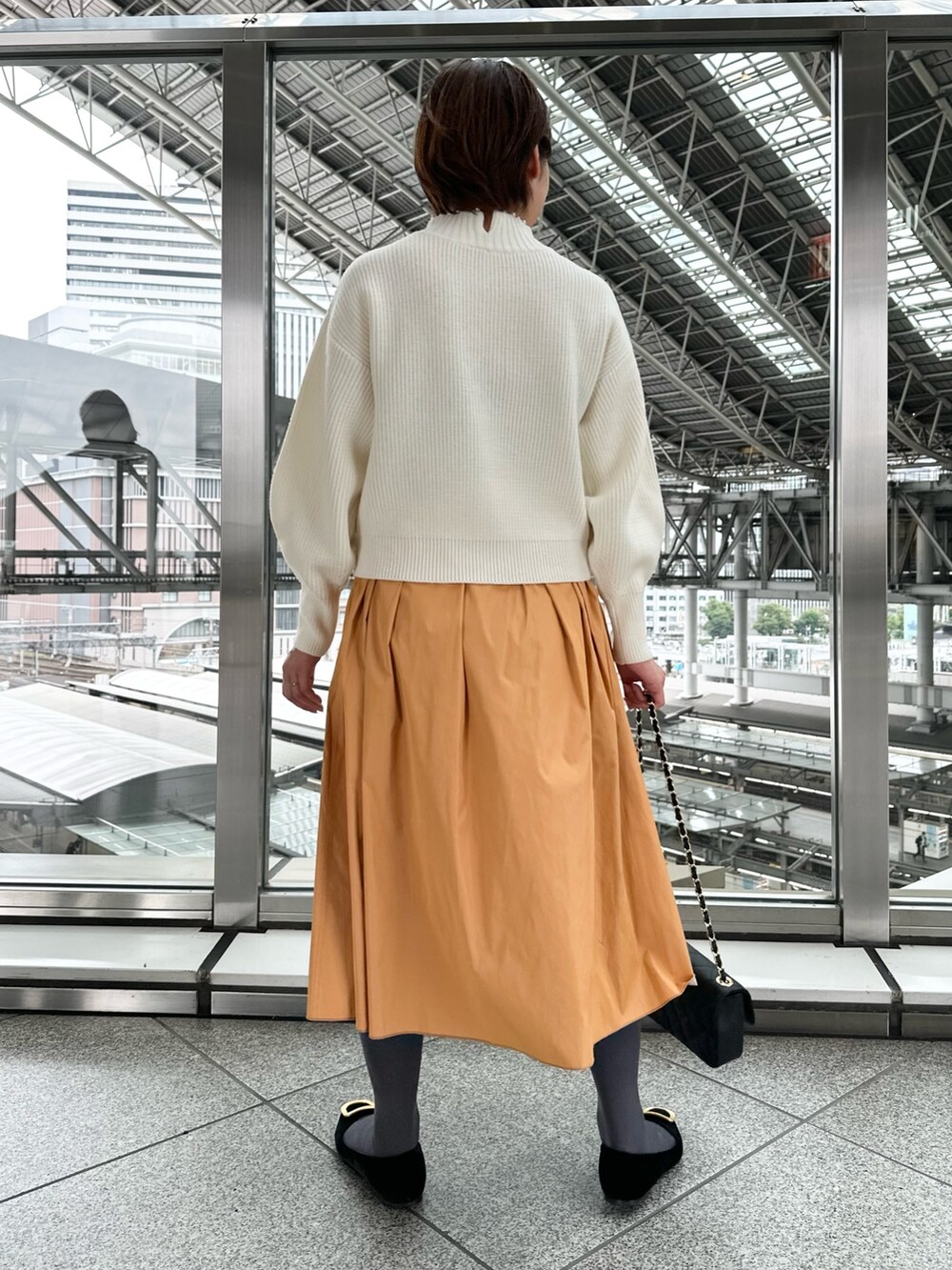 「シャギーコート、コート、白ニット、スカート、スカートコーデ、ニット、お出かけコーデ、冬コーデ、大人可愛い、カラー×コーデ」｜「NOLLEY’S Sophiの衿端パール片畦ハイネックプルオーバーニット（ニット/セーター、ホワイト系）」を使った、minaさん（レディース・157cm）の秋コーディネートの3枚目の写真