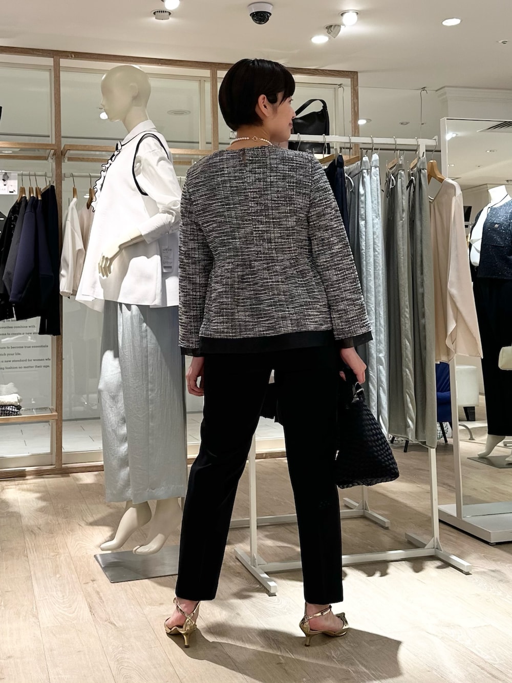 「セレモニー、セレモニーコーデ、セレモニースタイル、パンツ、パンツスタイル、パンツコーデ、春服コーデ、通勤、通勤コーデ、通勤スタイル、オフィス、オフィススタイル、オフィスコーデ、入学式コーデ、卒業式コーデ」｜「grace grace の【grace grace/グラスグラス】シェルパールオーバーショートネックレス（ネックレス、ホワイト系）」を使った、minaさん（骨格ストレート・レディース・157cm）の春コーディネートの4枚目の写真