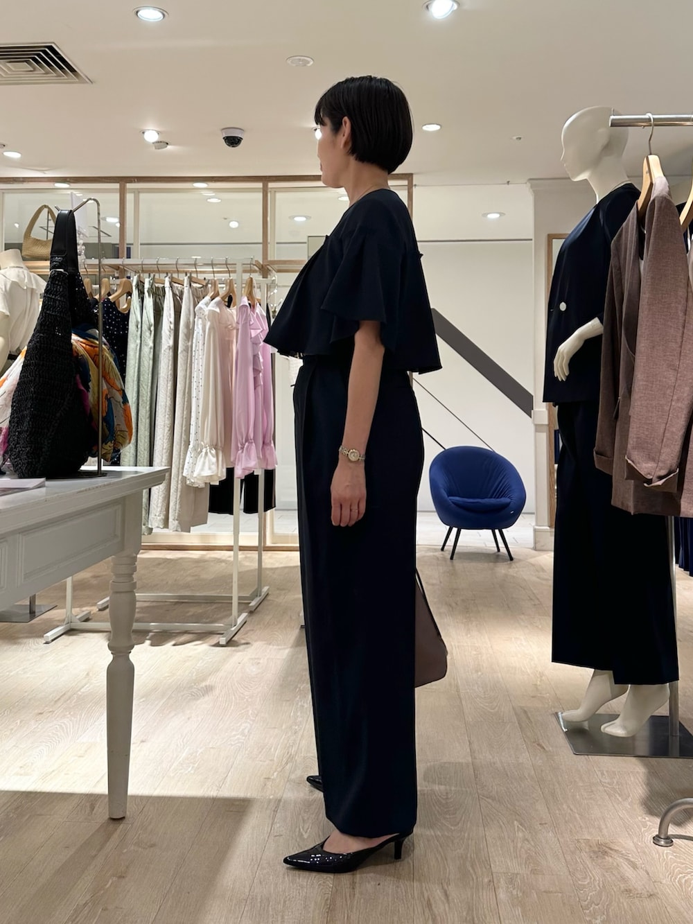「セットアップ、セットアップスタイル、セットアップコーデ、ブラウスコーデ、ブラウス×パンツ、パンツ、パンツスタイル、パンツコーデ、通勤、通勤コーデ、通勤スタイル、大人女子、お出かけコーデ、綺麗めコーデ、セレモニーコーデ」｜「NOLLEY’Sの《セットアップ対応》ウォッシャブル麻調タックワイドパンツ（その他パンツ、ブルー系）」を使った、minaさん（骨格ストレート・レディース・157cm）の夏コーディネートの4枚目の写真