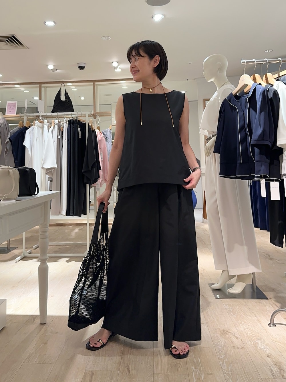 「セットアップ、セットアップスタイル、ノースリーブ、パンツ、パンツスタイル、パンツコーデ、楽チンコーデ、夏ファッション、オトナ女子、ラクチンコーデ、らくちんスタイル、ワイドパンツ、オトナカジュアル、リラックススタイル」｜「NOLLEY’Sのニュアンスプレートネックレス（ネックレス、ゴールド系）」を使った、minaさん（骨格ストレート・レディース・157cm）の夏コーディネートの5枚目の写真