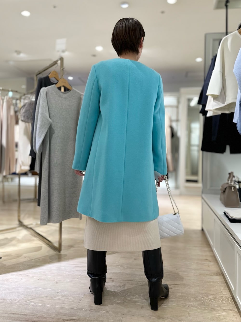 「コート、カラーコート、ニットワンピース、ワンピース、忘年会コーデ、帰省コーデ、ノーカラーコート、コートスタイル、コートコーデ、ニットワンピ、大人女子、大人かわいい、おでかけコーデ、休日スタイル、クリスマスに着たい服」｜「CORSO ROMA，9の【CORSO ROMA 9/コルソローマノーヴェ】 ストレートロングブーツ（ブーツ、ブラック系）」を使った、minaさん（レディース・157cm）の秋コーディネートの5枚目の写真