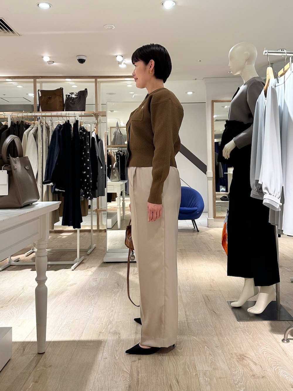 ベージュ系のその他パンツ、イエロー系のショルダーバッグ、イエロー系のカーディガン/ボレロを着用したレディースの秋コーディネートの2枚目の写真