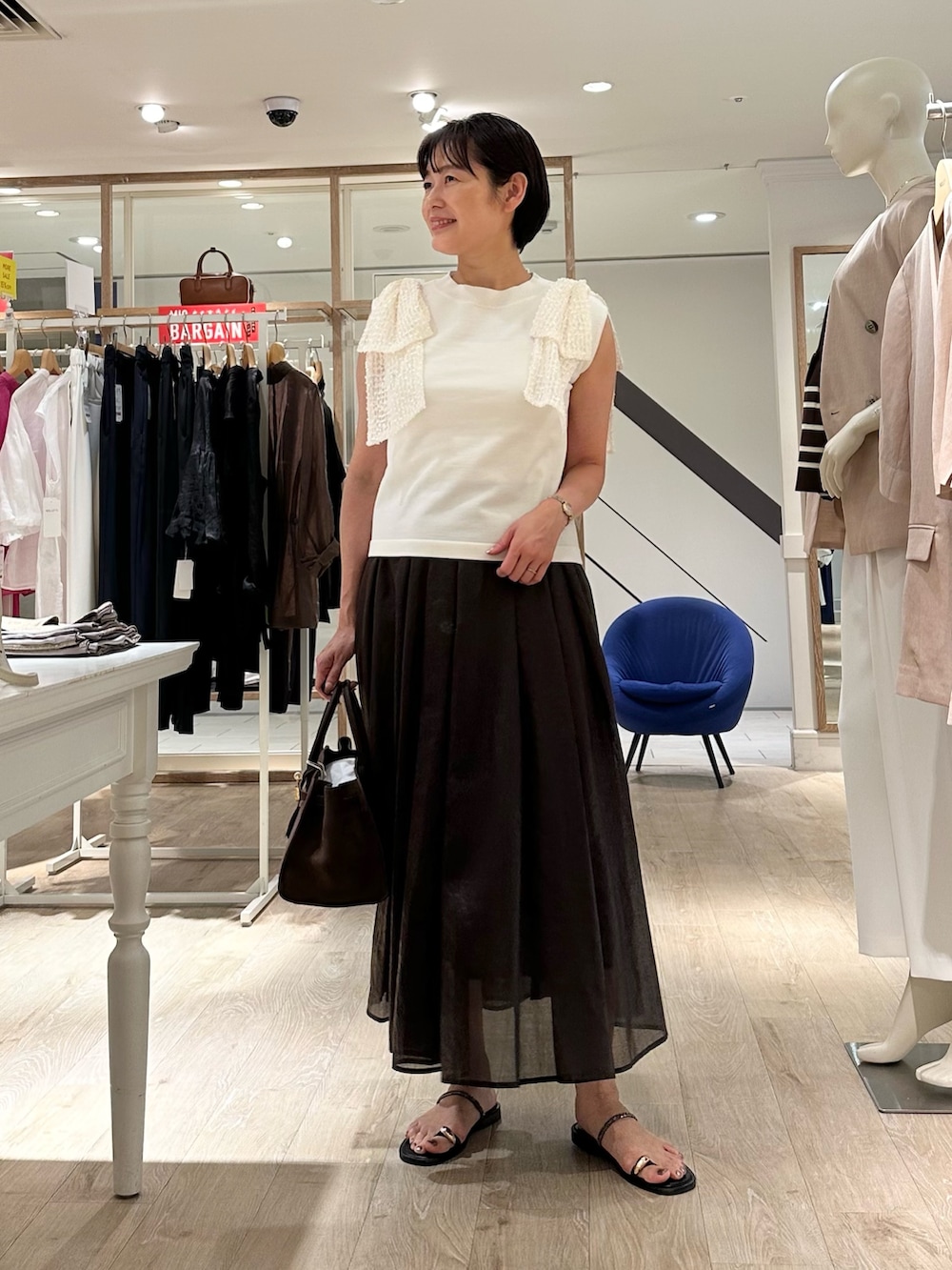 「リボン、スカート、スカートスタイル、スカートコーデ、ノースリーブ、おでかけコーデ、40代ファッション、大人可愛い、大人可愛いコーデ、大人女子、大人かわいい、オトナ女子、オトナカワイイ、ノースリーブトップス、デートコーデ」｜「NICOLAS LAINASの【NICOLAS LAINAS/ニコラス ライナス】 メタリックフィンガーフックサンダル【NOLLEY'S mgr. 松葉☆別注アイテム】（サンダル、ゴールド系）」を使った、minaさん（骨格ストレート・レディース・157cm）の夏コーディネートの2枚目の写真
