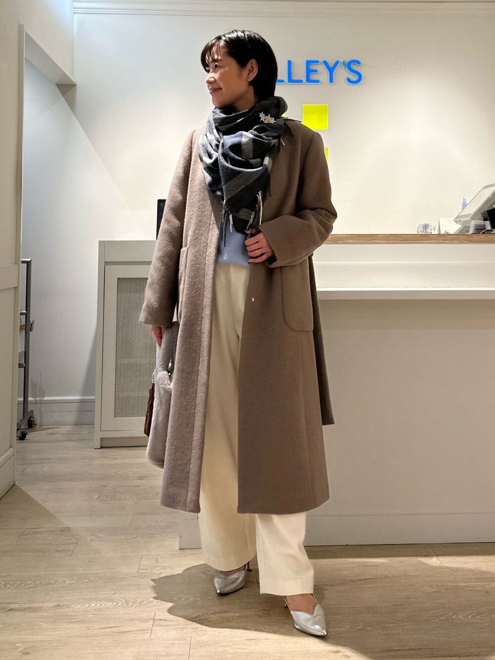 「アンサンブルニット、カーディガン、ハイネックニット、パンツスタイル、ワイドパンツ、ブルー x ホワイト、冬コーデ、ニット、あったかコーデ、お出かけコーデ、大人女子」｜「NOLLEY’Sのウォッシャブル裏起毛イージーワイドパンツ（その他パンツ、ホワイト系）」を使った、minaさん（レディース・157cm）の秋コーディネートの10枚目の写真