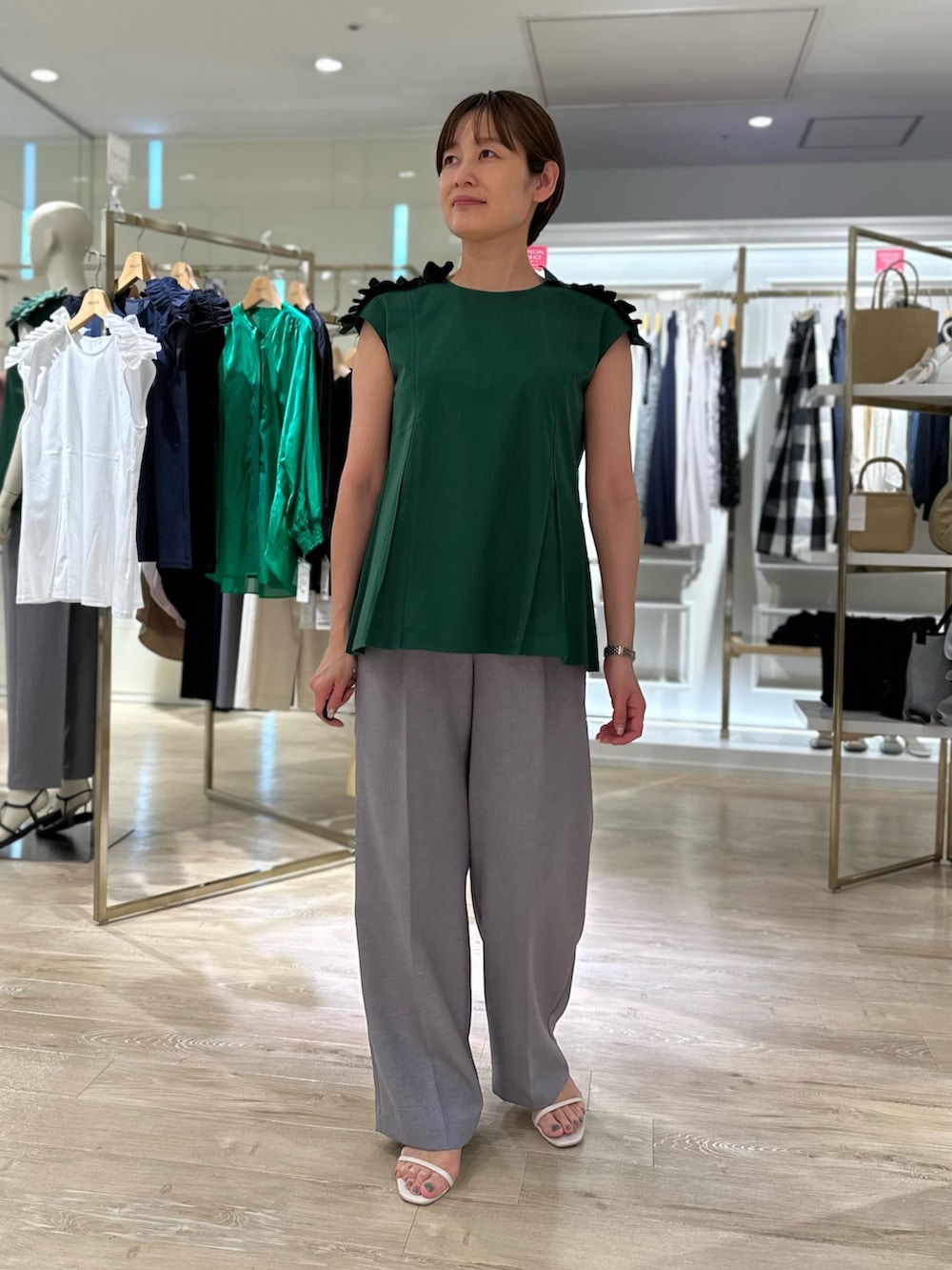 「肩フリル、グリーン、ワイドパンツ、グレーパンツ、夏コーデ、お出かけコーデ、休日スタイル、オトナ女子、オトナカワイイ、大人カジュアル」｜「NOLLEY’Sの◇【WEB限定カラーあり】ストラップサンダル（サンダル、ホワイト系）」を使った、minaさん（レディース・157cm）の夏コーディネートの2枚目の写真