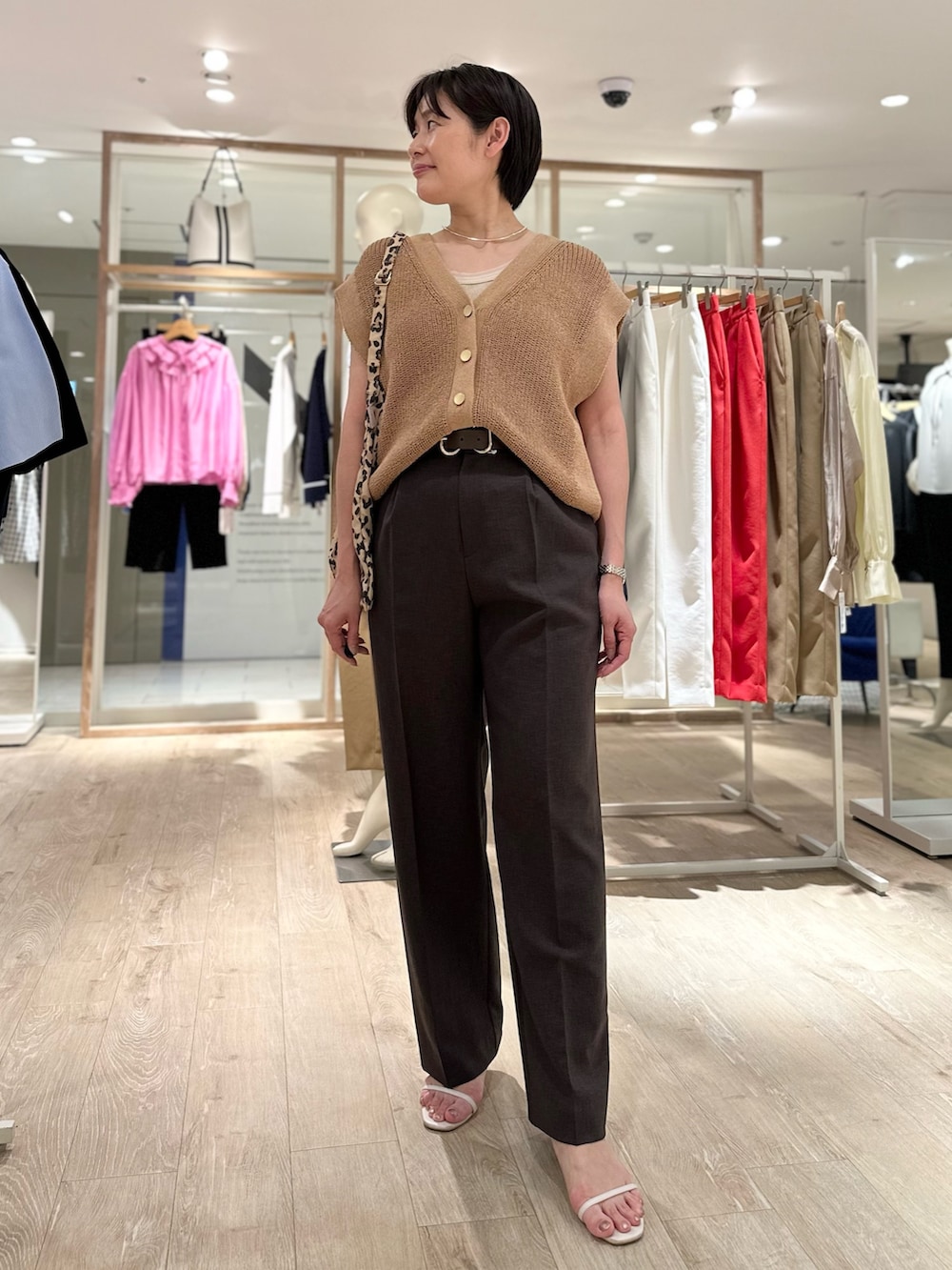 「ベスト、ベストコーデ、ベストスタイル、パンツ、パンツスタイル、パンツコーデ、ブラウン、ブラウンコーデ、ブラウンパンツ、ベルト、レオパード、レオパードバッグ、ワントーンコーデ、お出かけコーデ、大人かわいい」｜「NOLLEY’Sの【PR林☆別注カラーあり】ウォッシャブルツイルストレッチ愛されワイドパンツ（その他パンツ、ブラウン系）」を使った、minaさん（骨格ストレート・レディース・157cm）の春コーディネートの7枚目の写真