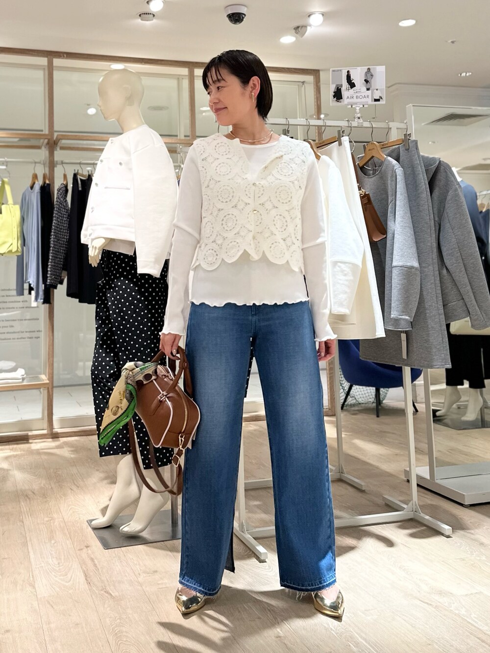 「レース、レーストップス、ベスト、ベストコーデ、ベスト×Tシャツ、レイヤードスタイル、デニム、デニムパンツ、デニムコーデ、スリットパンツ、スリットデニム、マニプリ、マニプリスカーフ、大人カジュアル、大人カジュアルコーデ」｜「NOLLEY’Sの【grace grace/グラスグラス】ハートイヤリング（イヤリング、ゴールド系）」を使った、minaさん（骨格ストレート・レディース・157cm）の冬コーディネートの5枚目の写真