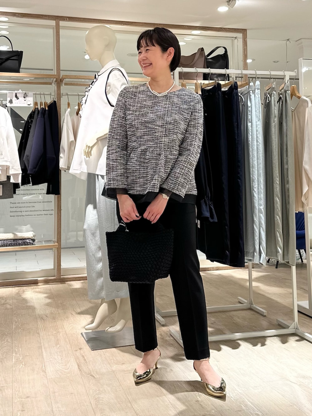 「セレモニー、セレモニーコーデ、セレモニースタイル、パンツ、パンツスタイル、パンツコーデ、春服コーデ、通勤、通勤コーデ、通勤スタイル、オフィス、オフィススタイル、オフィスコーデ、入学式コーデ、卒業式コーデ」｜「grace grace の【grace grace/グラスグラス】シェルパールオーバーショートネックレス（ネックレス、ホワイト系）」を使った、minaさん（骨格ストレート・レディース・157cm）の春コーディネートの2枚目の写真