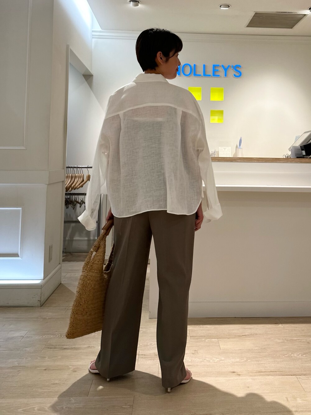 「オールインワン、リネンシャツ、シャツスタイル、休日スタイル、夏コーデ、お出かけコーデ、大人女子」|「NOLLEY’Sのウォッシャブルビスチェパーツ付きオールインワン(つなぎ/オールインワン、グリーン系)」を使った、minaさん(レディース・157cm)の夏コーディネートの4枚目の写真