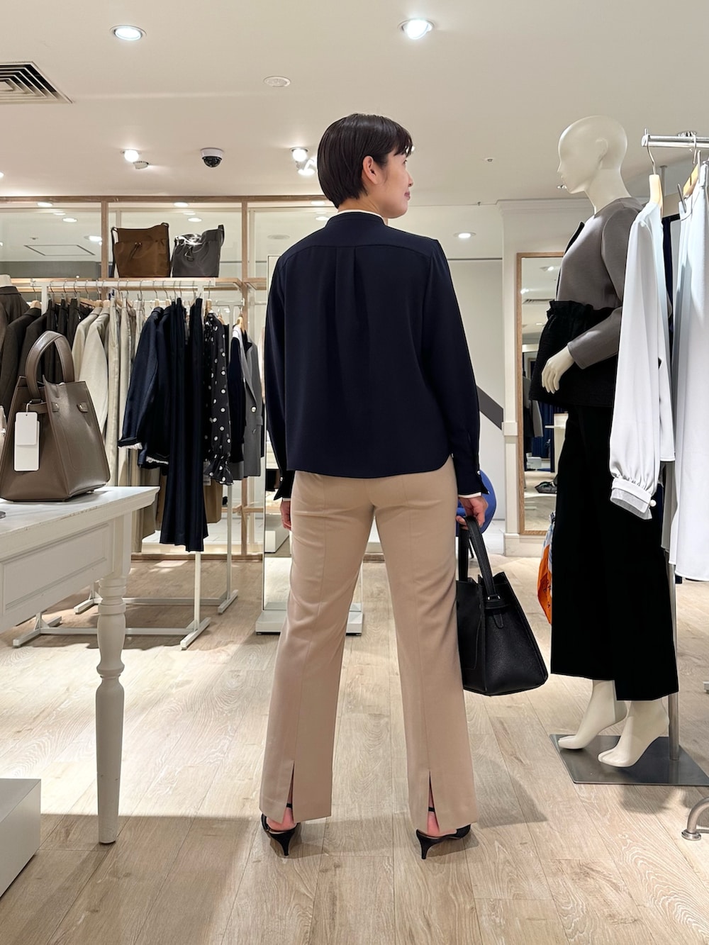 ベージュ系のその他パンツ、ブラック系のショルダーバッグ、ブルー系のシャツ/ブラウスを着用したレディースの秋コーディネートの5枚目の写真