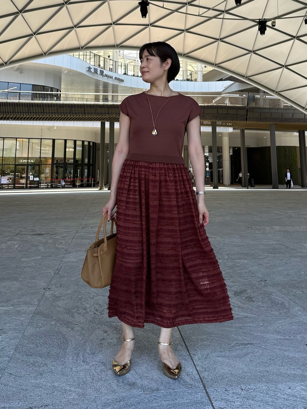 「ワンピース、ワンピーススタイル、ワンピースコーデ、秋色夏素材、秋色コーデ、オトナ女子、オトナカワイイ、大人コーデ、大人女子、大人かわいい、デートコーデ、デートスタイル（WOMEN）、ノースリーブ、おでかけ服」｜「NOLLEY’Sのフリンジ生地ニットワンピース（ワンピース、ブラウン系）」を使った、minaさん（骨格ストレート・レディース・157cm）の夏コーディネートの4枚目の写真