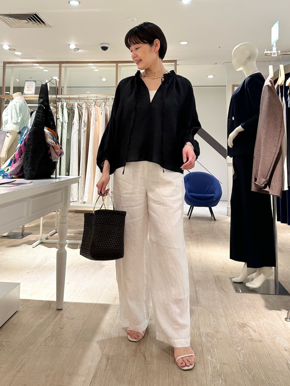 「リネン、リネンパンツ、リネンシャツ、パンツスタイル、パンツコーデ、リラックススタイル、リラックスパンツ、リラックスコーデ、リラックスカジュアル、セットアップ、セットアップスタイル、セットアップコーデ、リネンブラウス、夏ファッション、大人カジュアルコーデ」｜「NOLLEY’Sの【WEB STAFF恵☆別注カラーあり】《セットアップ対応》リネンセミワイドパンツ（その他パンツ、ホワイト系）」を使った、minaさん（骨格ストレート・レディース・157cm）の夏コーディネートの6枚目の写真