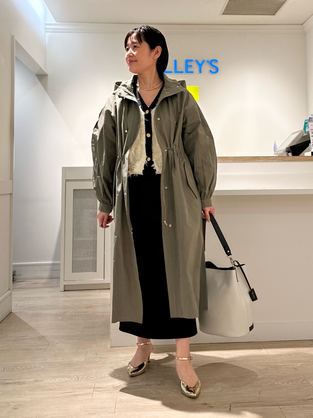 「フーテッドコート、春コート、カーディガン、カーディガンコーデ、スカート、スカートスタイル、スカートコーデ、大人カジュアルコーデ、お出かけコーデ、大人可愛い、春コーデ」|「NOLLEY’Sのウォッシャブルエアボールタイトスカート(スカート、ブラック系)」を使った、minaさん(骨格ストレート・レディース・157cm)の冬コーディネートの9枚目の写真