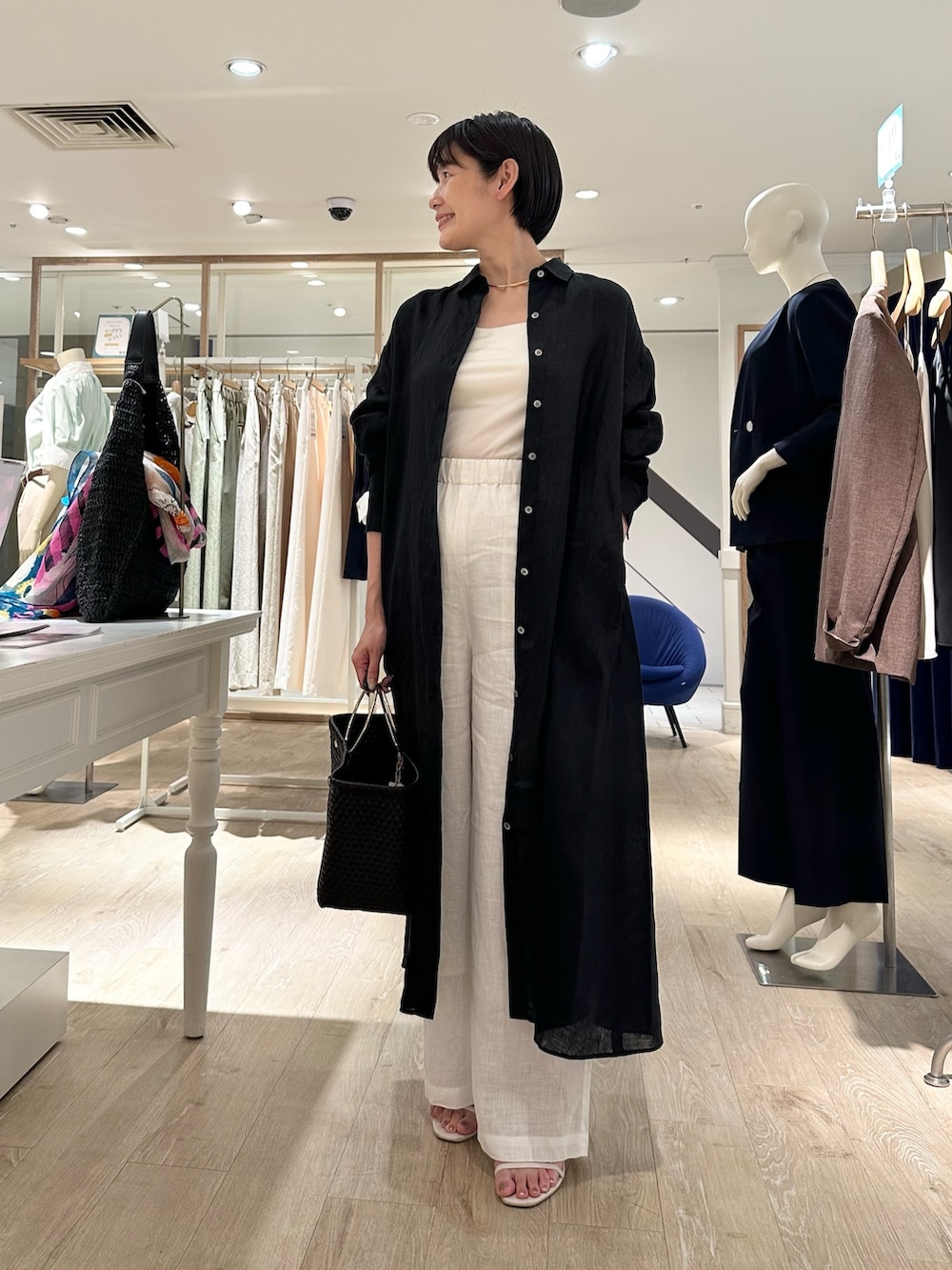 「リネン、リネンパンツ、リネンワンピース、ワンピースコーデ、ワンピーススタイル、リラックススタイル、リラックスパンツ、リラックスコーデ、リラックスワンピース、シャツはおり、はおりワンピ、夏ファッション、大人カジュアルコーデ、ラフコーデ、大人コーデ」｜「SANRAMIの【SANRAMI/サンラミ】【松葉☆別注アイテム】リングハンドルメルカドバッグ（かごバッグ、ブラウン系）」を使った、minaさん（骨格ストレート・レディース・157cm）の夏コーディネートの2枚目の写真